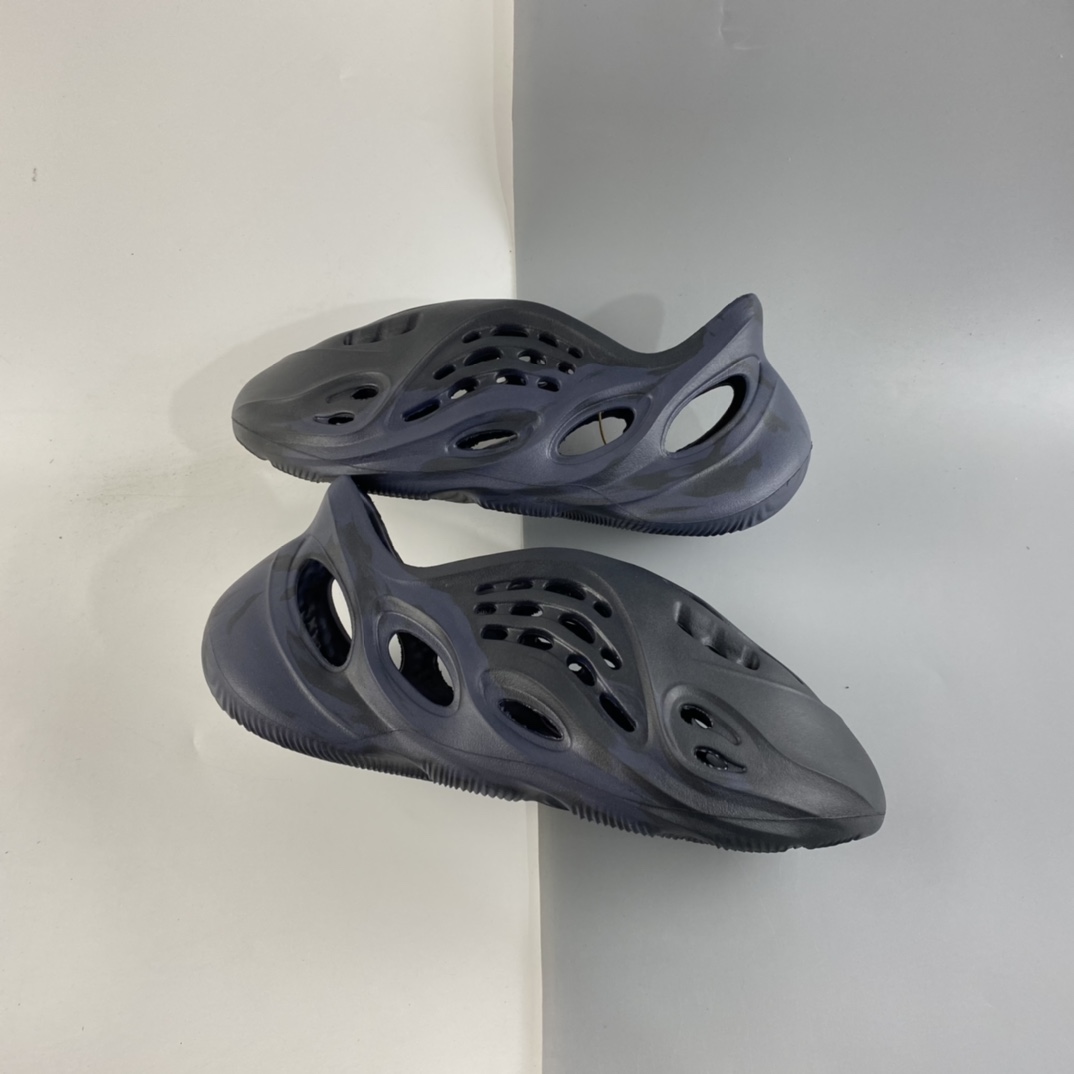 P180  侃爷再度联乘Kanye West x adidas Yeezy Foam Runner Slide 椰子户外风格包头运动沙滩凉拖防滑洞洞跑步凉鞋 GV7903
