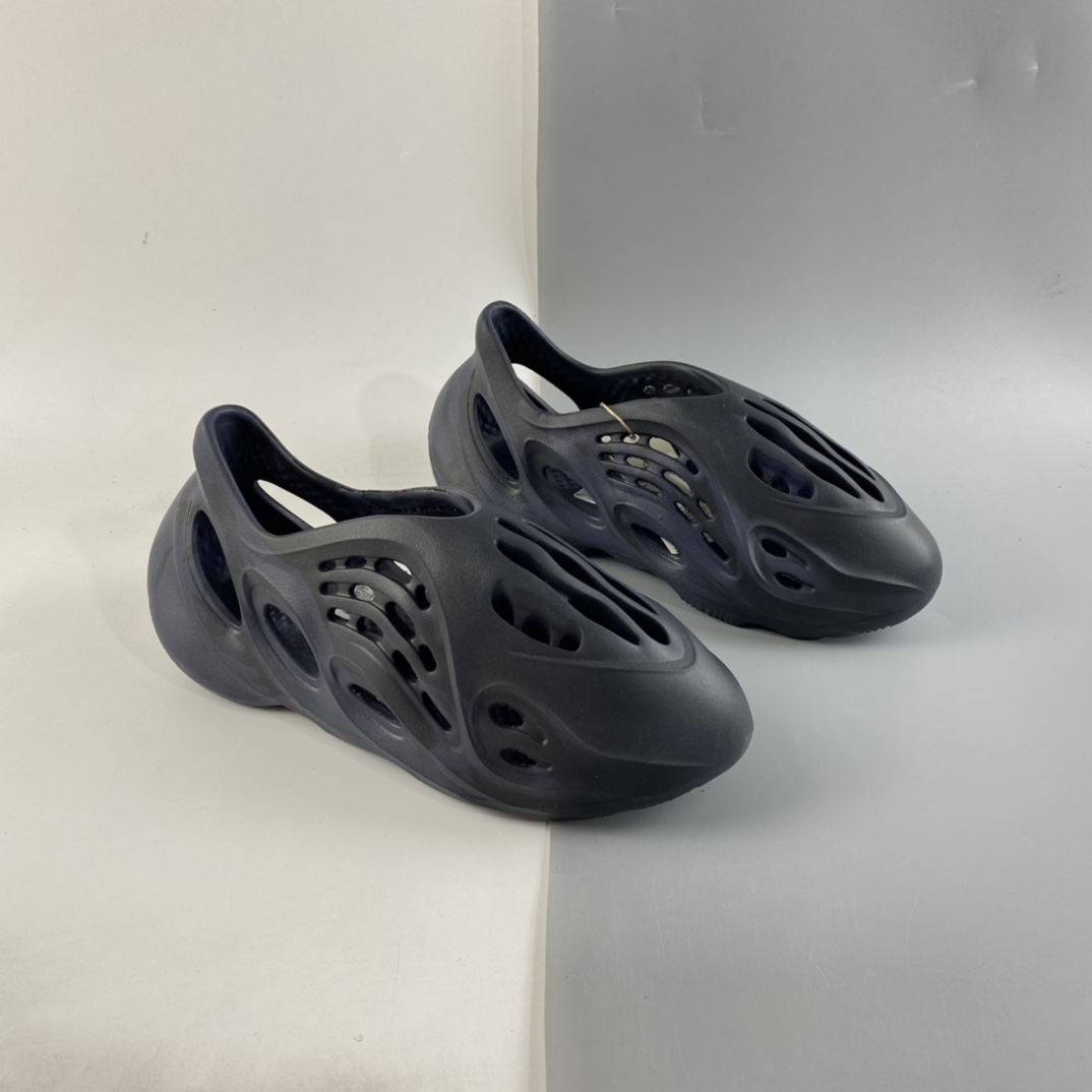 P180  侃爷再度联乘Kanye West x adidas Yeezy Foam Runner Slide 椰子户外风格包头运动沙滩凉拖防滑洞洞跑步凉鞋 GV7903