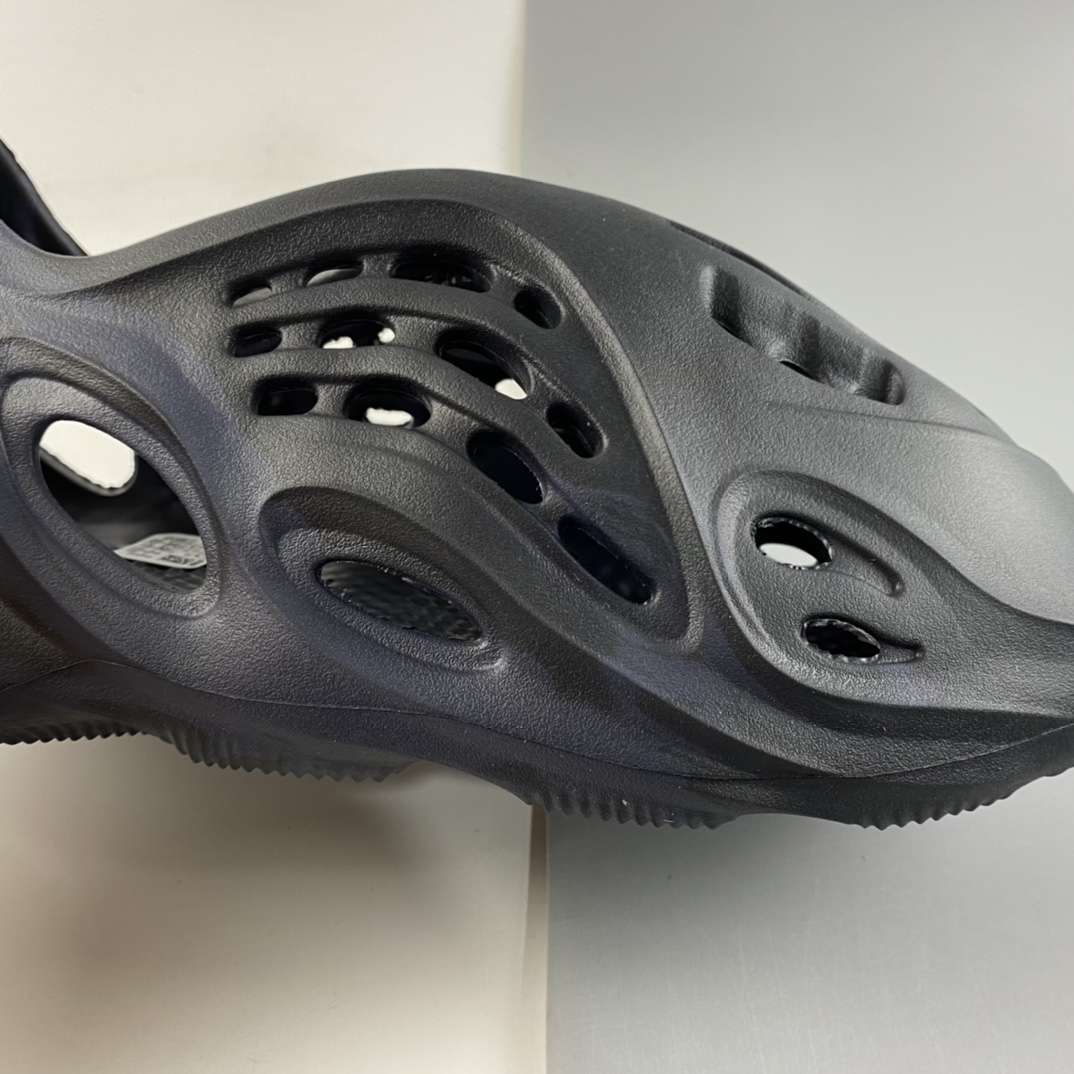 P180  侃爷再度联乘Kanye West x adidas Yeezy Foam Runner Slide 椰子户外风格包头运动沙滩凉拖防滑洞洞跑步凉鞋 GV7903
