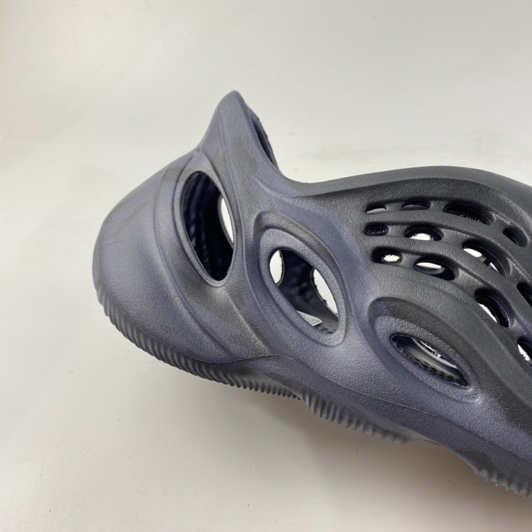 P180  侃爷再度联乘Kanye West x adidas Yeezy Foam Runner Slide 椰子户外风格包头运动沙滩凉拖防滑洞洞跑步凉鞋 GV7903