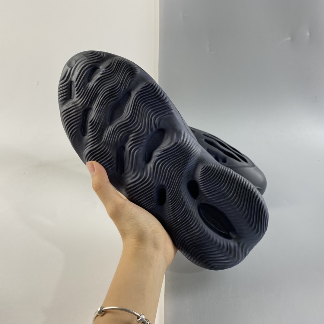 P180  侃爷再度联乘Kanye West x adidas Yeezy Foam Runner Slide 椰子户外风格包头运动沙滩凉拖防滑洞洞跑步凉鞋 GV7903