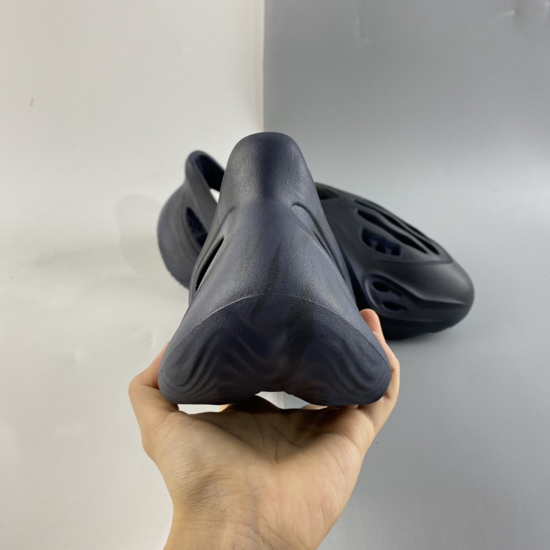 P180  侃爷再度联乘Kanye West x adidas Yeezy Foam Runner Slide 椰子户外风格包头运动沙滩凉拖防滑洞洞跑步凉鞋 GV7903