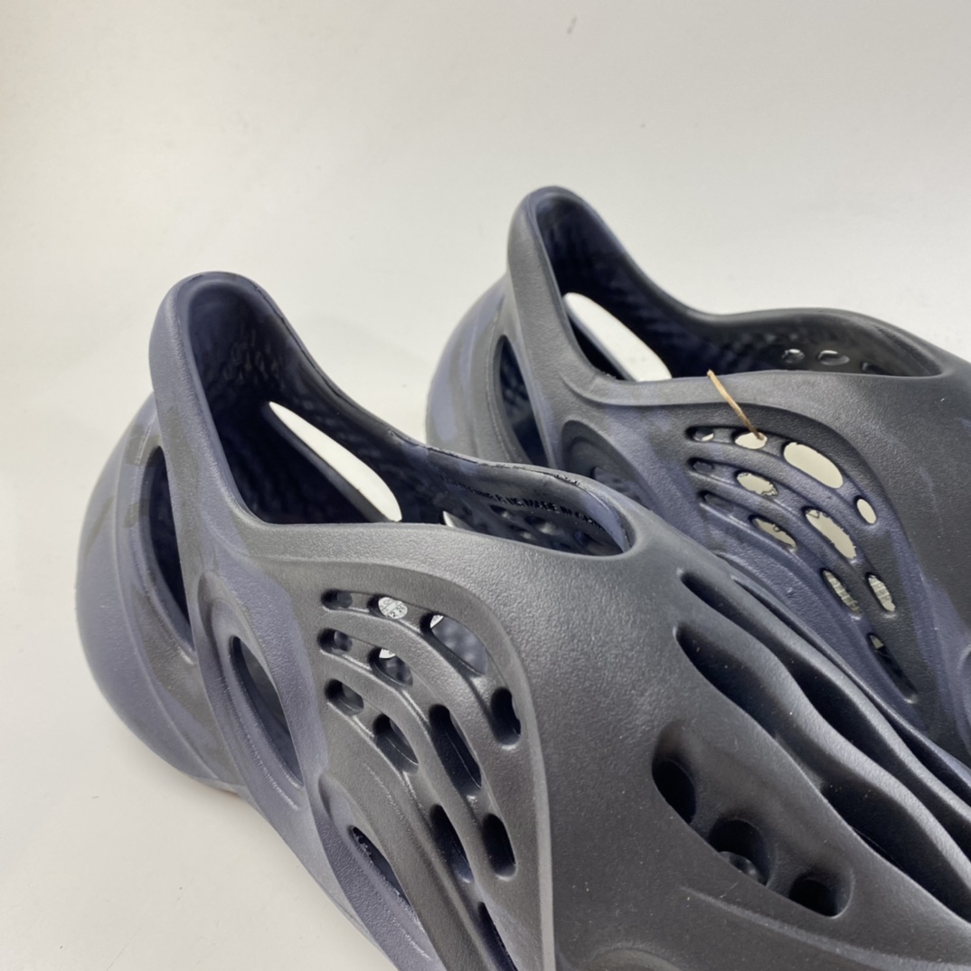 P180  侃爷再度联乘Kanye West x adidas Yeezy Foam Runner Slide 椰子户外风格包头运动沙滩凉拖防滑洞洞跑步凉鞋 GV7903