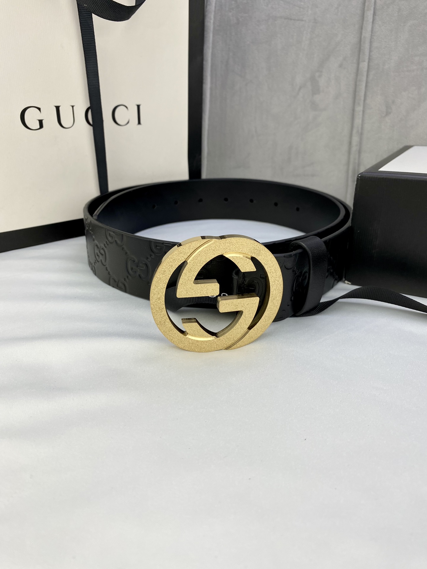 gucci互扣式双G带五金厚度6.0cm扣腰带采用热压印技术的GucciSignature皮革精制而成触