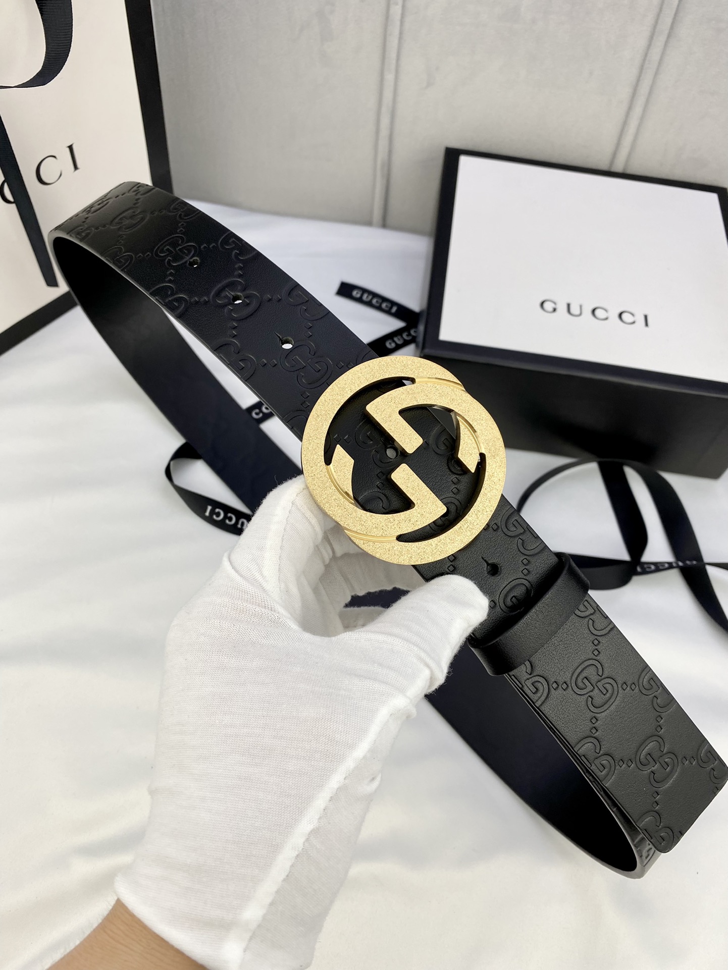 gucci互扣式双G带五金厚度6.0cm扣腰带采用热压印技术的GucciSignature皮革精制而成触