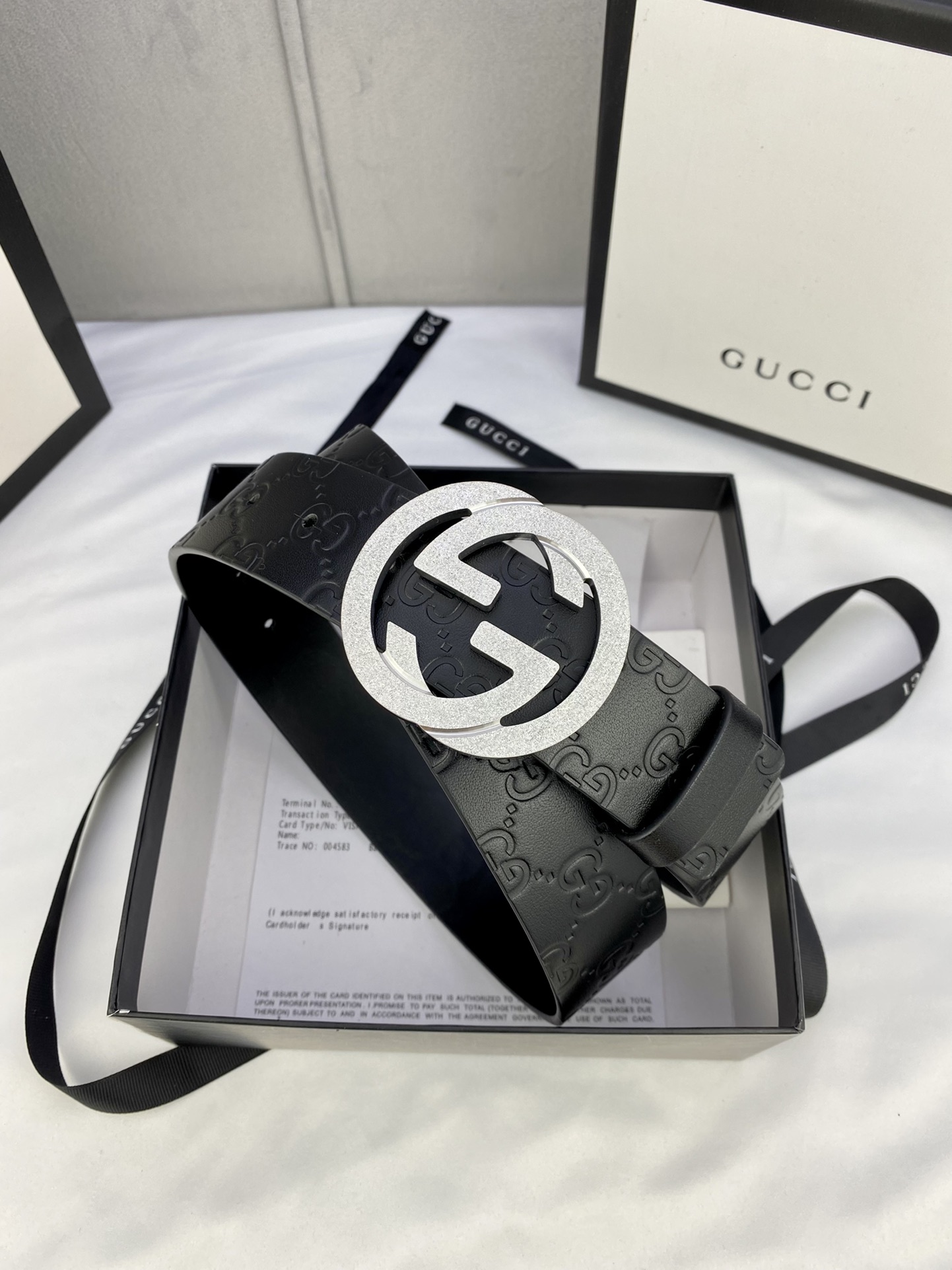 gucci互扣式双G带五金厚度6.0cm扣腰带采用热压印技术的GucciSignature皮革精制而成触