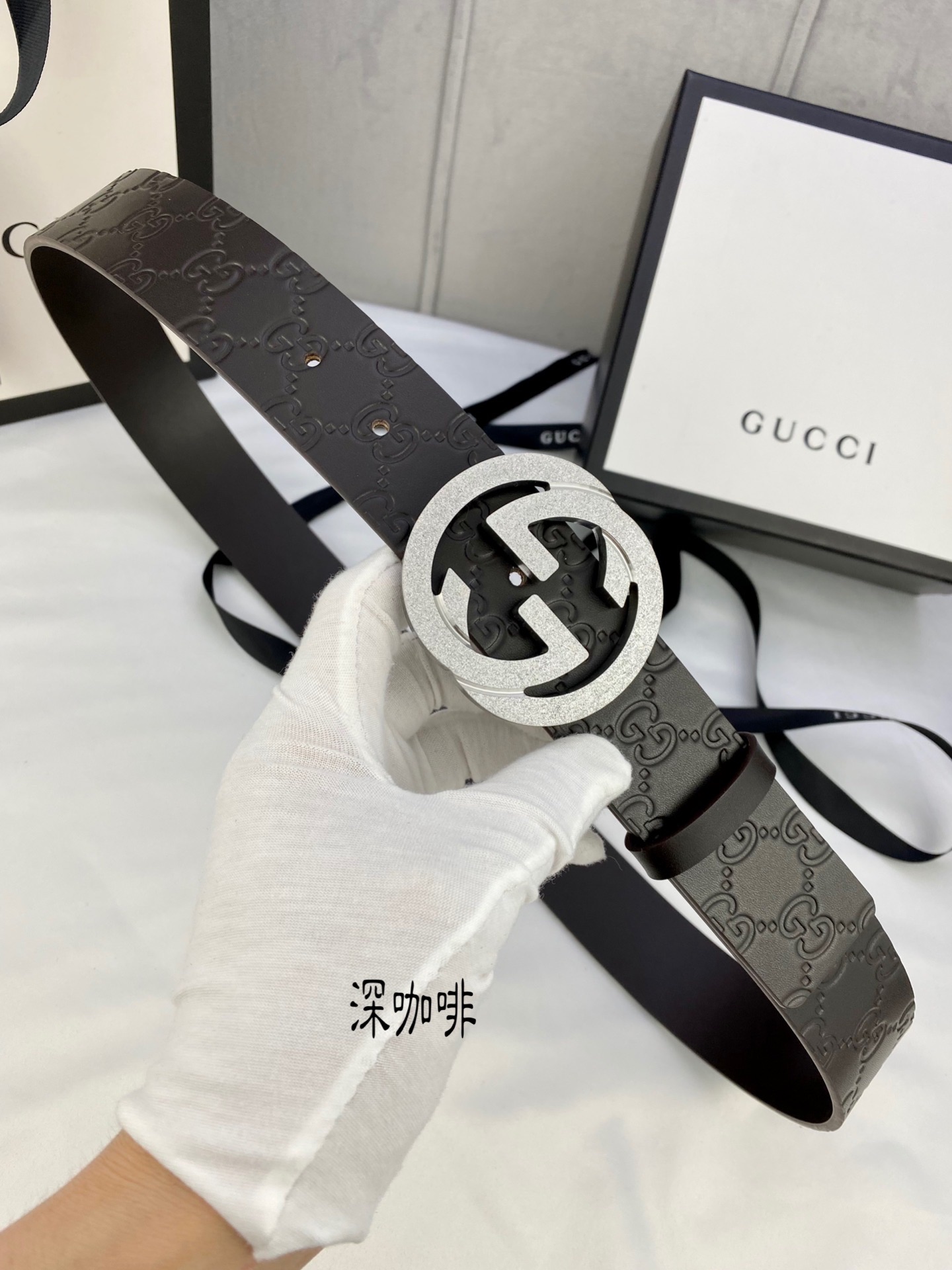 gucci互扣式双G带五金厚度6.0cm扣腰带采用热压印技术的GucciSignature皮革精制而成触