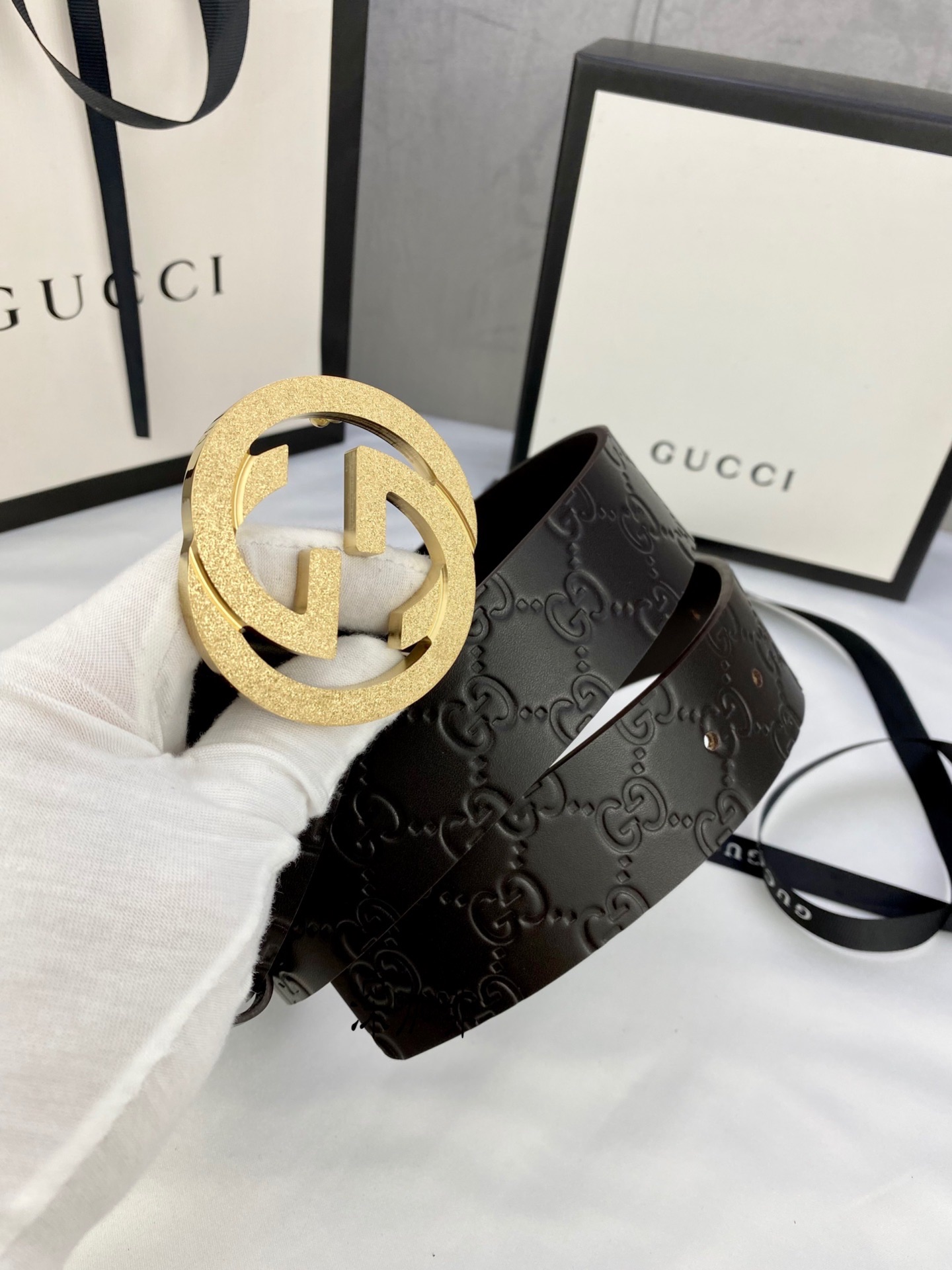 gucci互扣式双G带五金厚度6.0cm扣腰带采用热压印技术的GucciSignature皮革精制而成触