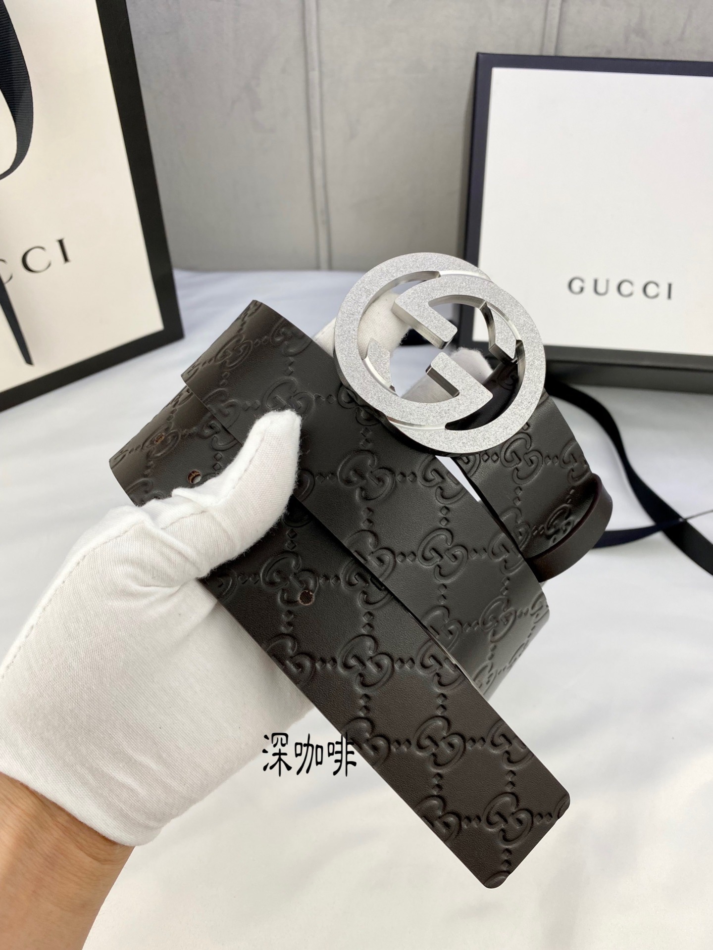 gucci互扣式双G带五金厚度6.0cm扣腰带采用热压印技术的GucciSignature皮革精制而成触