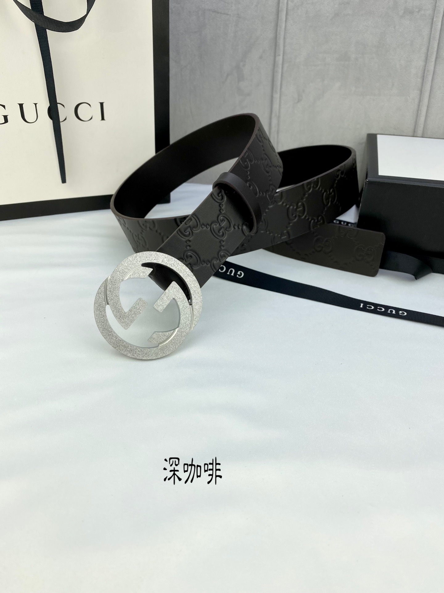 gucci互扣式双G带五金厚度6.0cm扣腰带采用热压印技术的GucciSignature皮革精制而成触