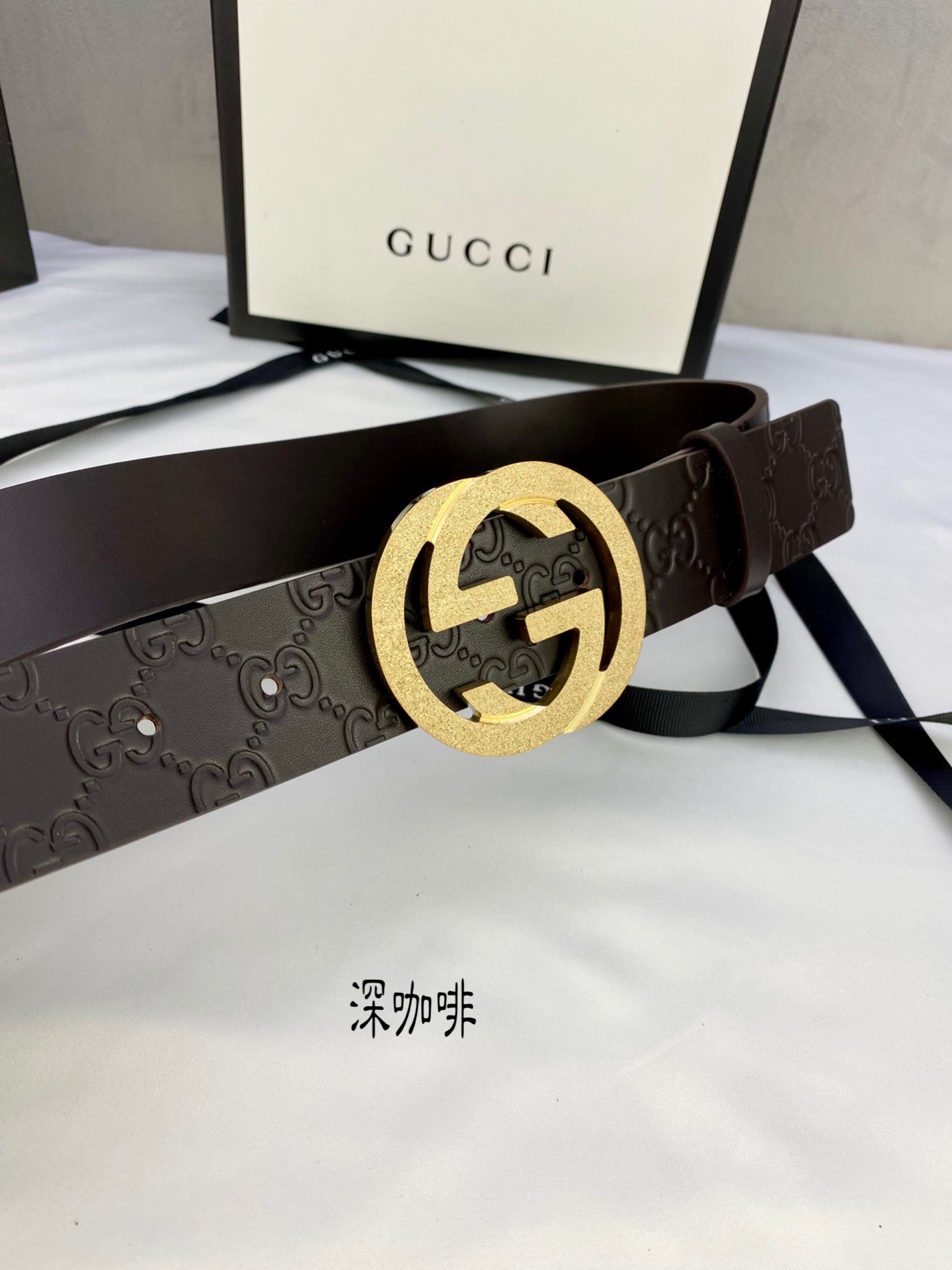 gucci互扣式双G带五金厚度6.0cm扣腰带采用热压印技术的GucciSignature皮革精制而成触