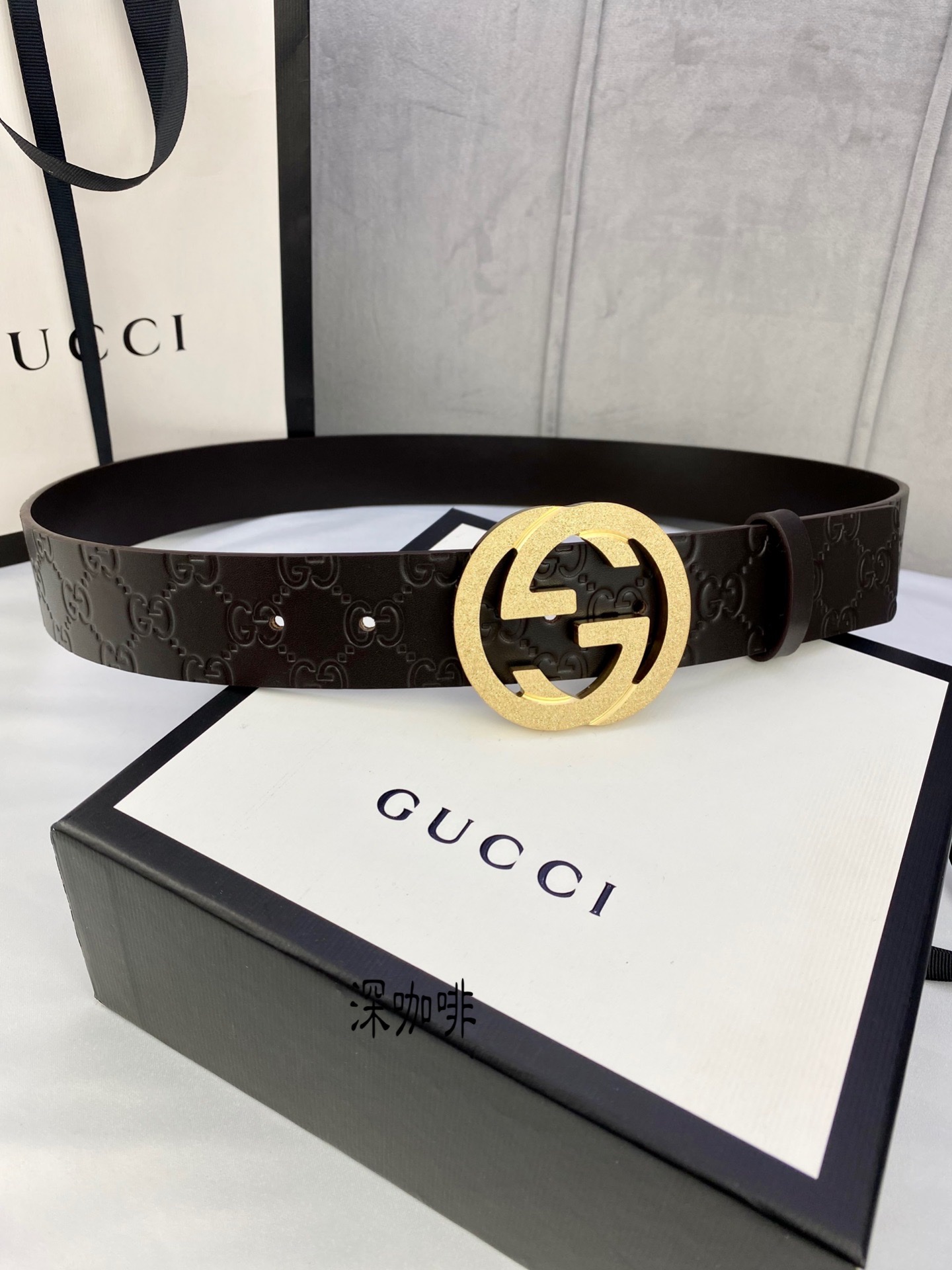 gucci互扣式双G带五金厚度6.0cm扣腰带采用热压印技术的GucciSignature皮革精制而成触