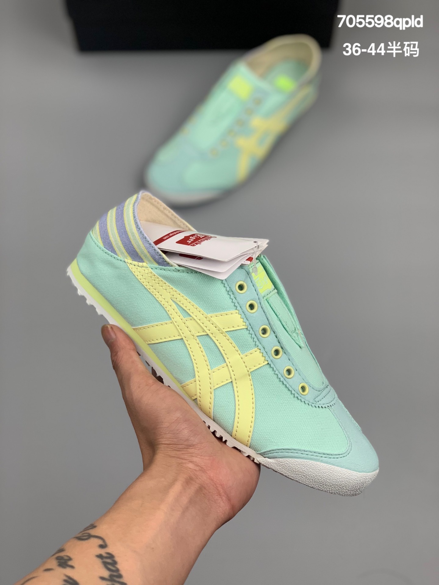 
Asics Onitsuka Tiger MEXICO 66 夏季单品亚瑟士帆布系列帆布板鞋 #MEXICO 66是鬼冢虎旗下最经典的款式，李小龙最喜欢的一款训练鞋休闲鞋！鞋身特有的虎爪造型LOGO，辨识度非常高！更是由偶像明星李宇春等人代言，成为越来越流行的休闲鞋选择  
尺码:36 37 38 39 40.5 41.5 42 43.5 44
编码:705598qpld