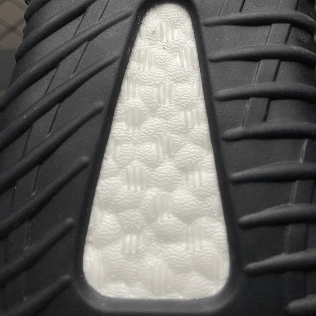 Adidas Yeezy Boost 350V2 "Mono Black" Kanye West Yeezy GX3791 Sizes: 36 9