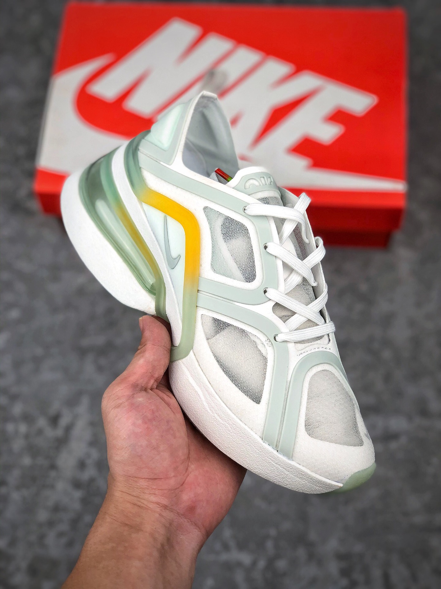 福利特价 原价退换一天
支持放店
耐克NIKE W  AIR MAX 270 XX
耐克 厚底增高运动休闲鞋 
先行版本出货 大型棱角后跟，醒目抢眼；一片式泡棉中底和外底，塑就轻盈舒适脚感。网眼布结合鞋面的半透明织物，时尚感十足 
货号：CU9430-100/001
尺码：36 36.5 37.5 38 38.5 39 40