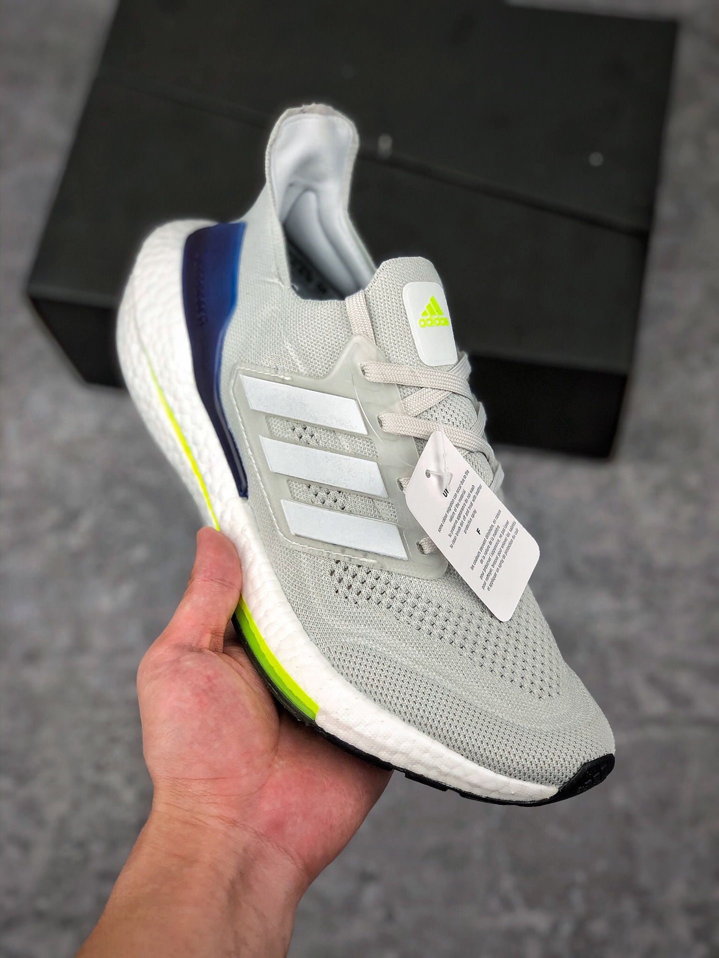  支持放店
纯原巴斯夫 阿迪达斯 Adidas UB7.0 爆米花跑鞋 货号：FY0371
前凸后翘的adidas ultra boost 2021系列正式曝光，新一代的ulrtra boost 21在中底的部分添加了更多的boost材质面积，除了部分标志性的细节处外，这次更新的款式以前凸后翘的流线型呈现。中底的支撑片也变成了造型奇特的U型，鞋子设计十分有速度感。
Size：36 36.5 37 38 38.5 39 40 40.5 41 42 42.5 43 44