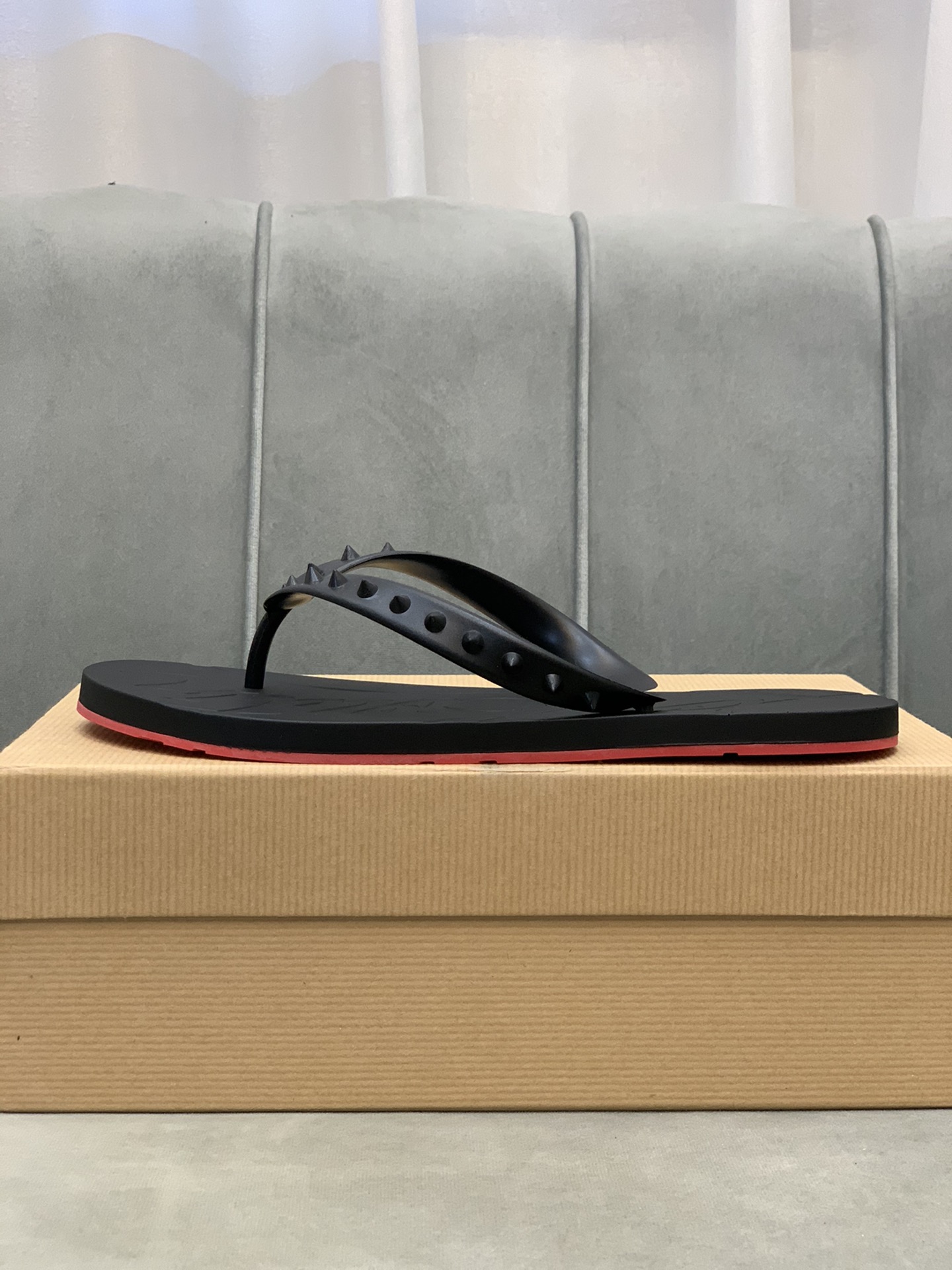 Precio de venta: P90 Marca del producto: CL Red Bottom Shoes* "CL*" chanclas Talla: 35-44 (se puede 