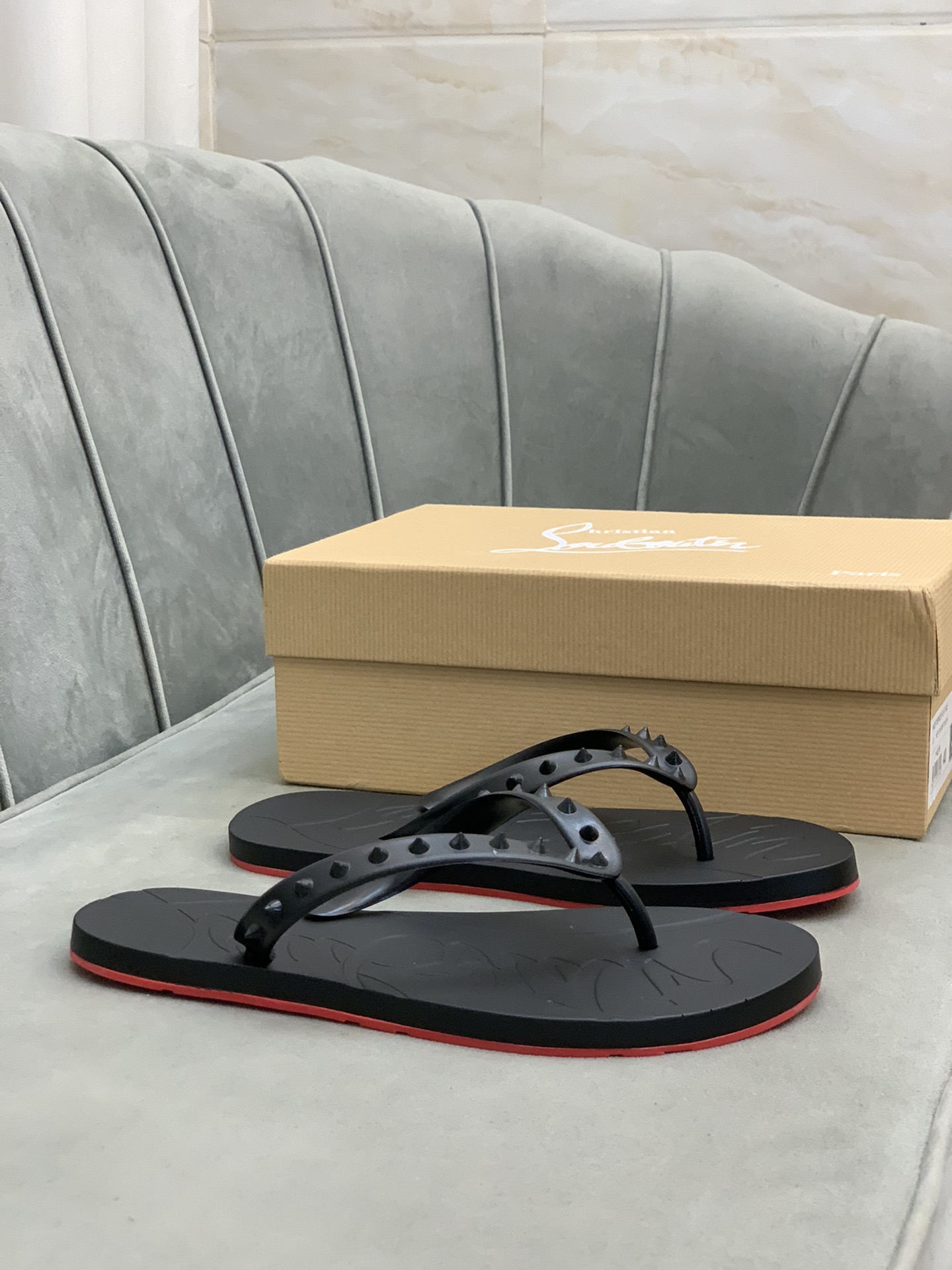 Precio de venta: P90 Marca del producto: CL Red Bottom Shoes* "CL*" chanclas Talla: 35-44 (se puede 