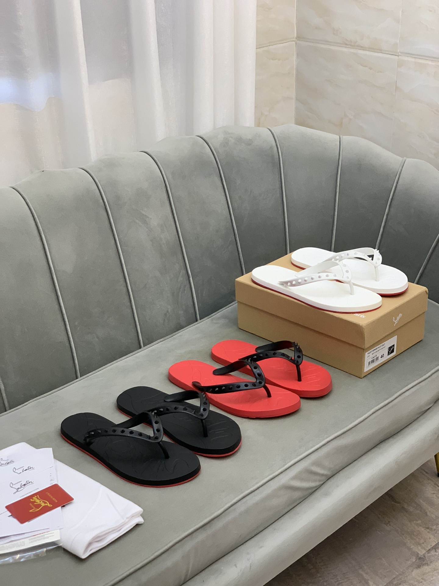 Precio de venta: P90 Marca del producto: CL Red Bottom Shoes* "CL*" chanclas Talla: 35-44 (se puede 