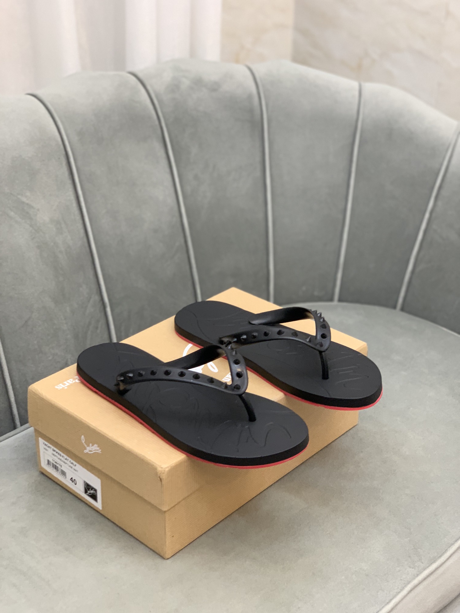 Precio de venta: P90 Marca del producto: CL Red Bottom Shoes* "CL*" chanclas Talla: 35-44 (se puede 