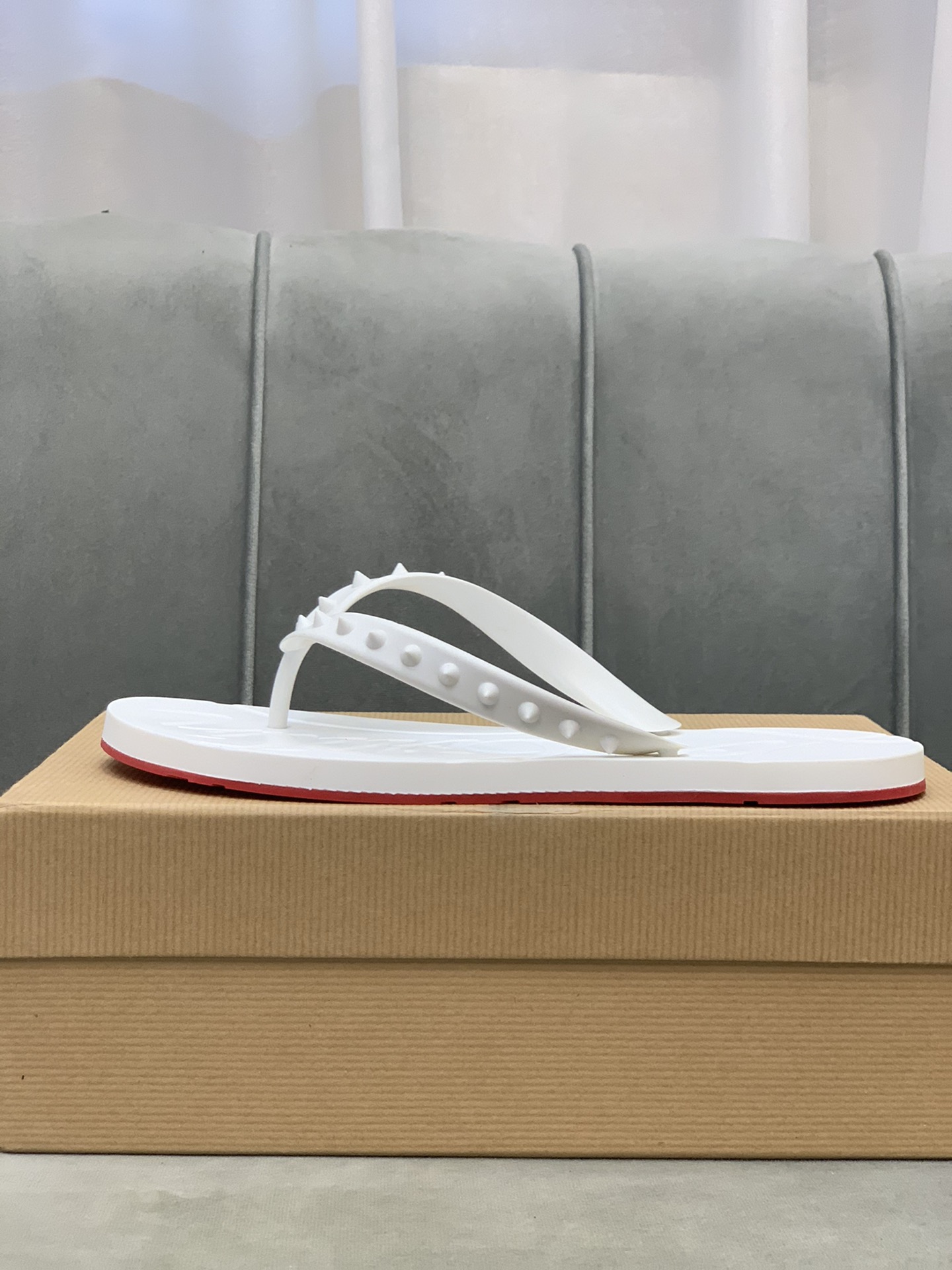 Precio de venta: P90 Marca del producto: CL Red Bottom Shoes* "CL*" chanclas Talla: 35-44 (se puede 