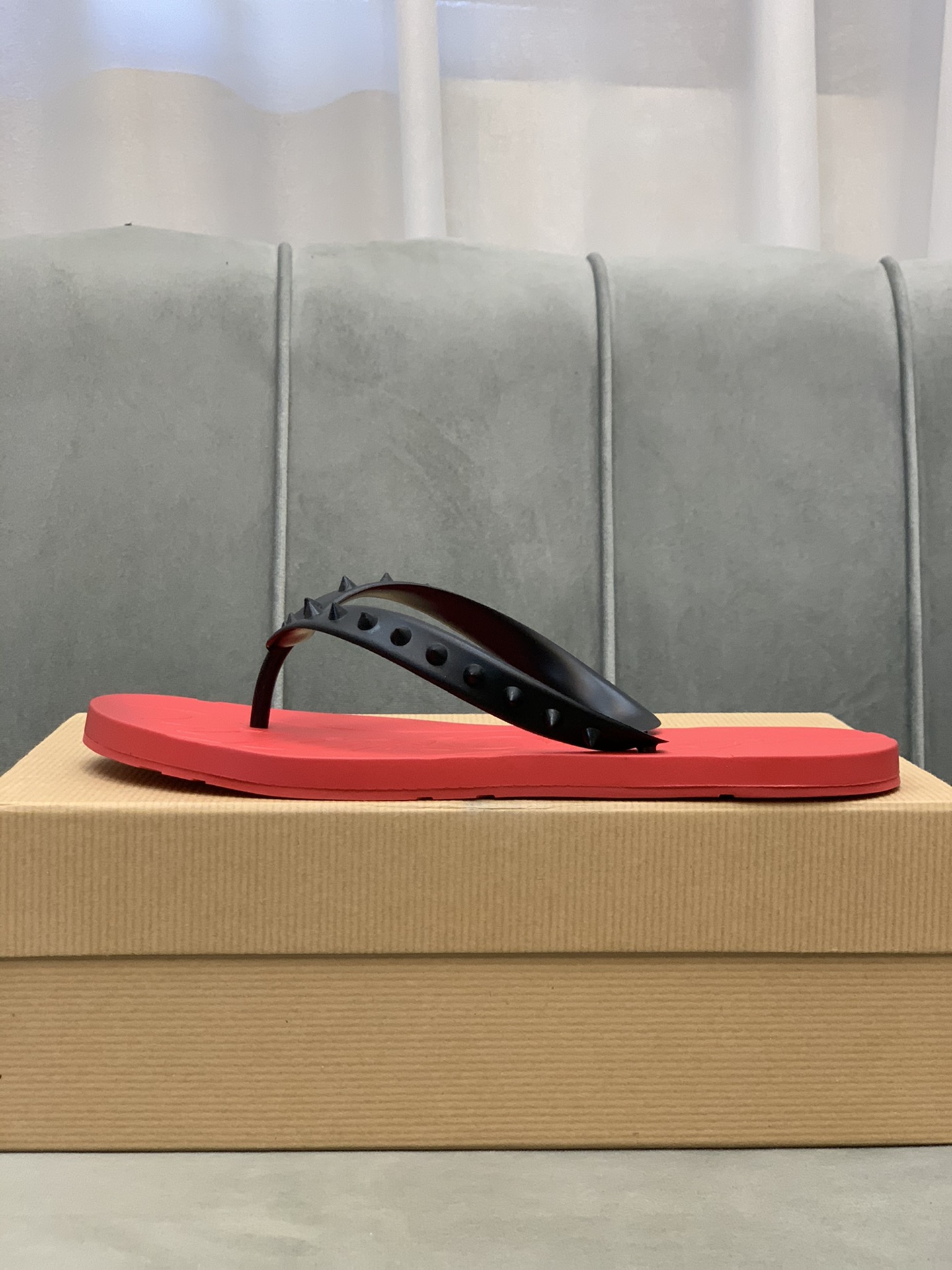 Precio de venta: P90 Marca del producto: CL Red Bottom Shoes* "CL*" chanclas Talla: 35-44 (se puede 