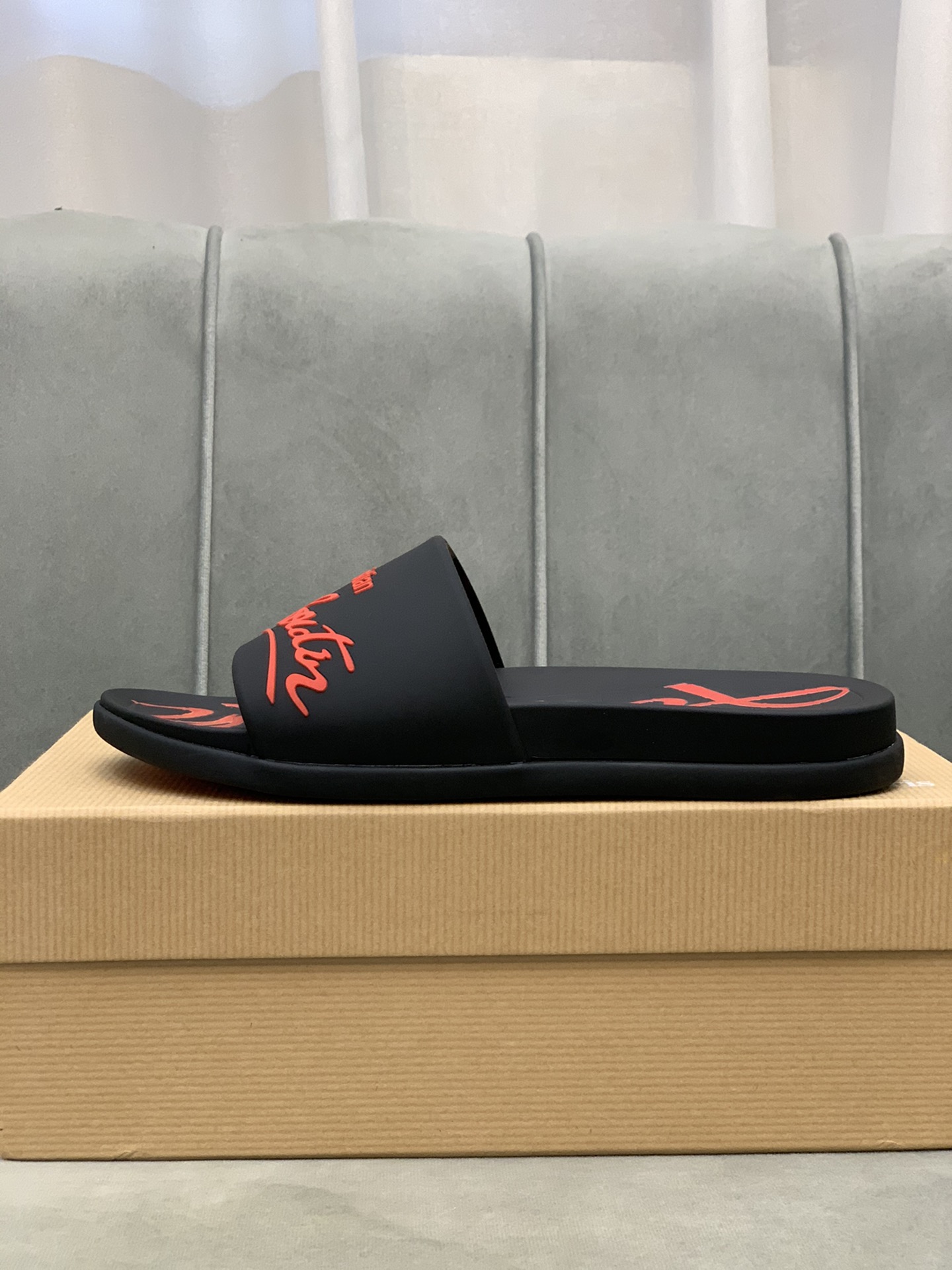 Precio de venta: P130 Marca: CL Red Bottom Shoes* "CL*" slippers Talla: 38-44 (se puede personalizar