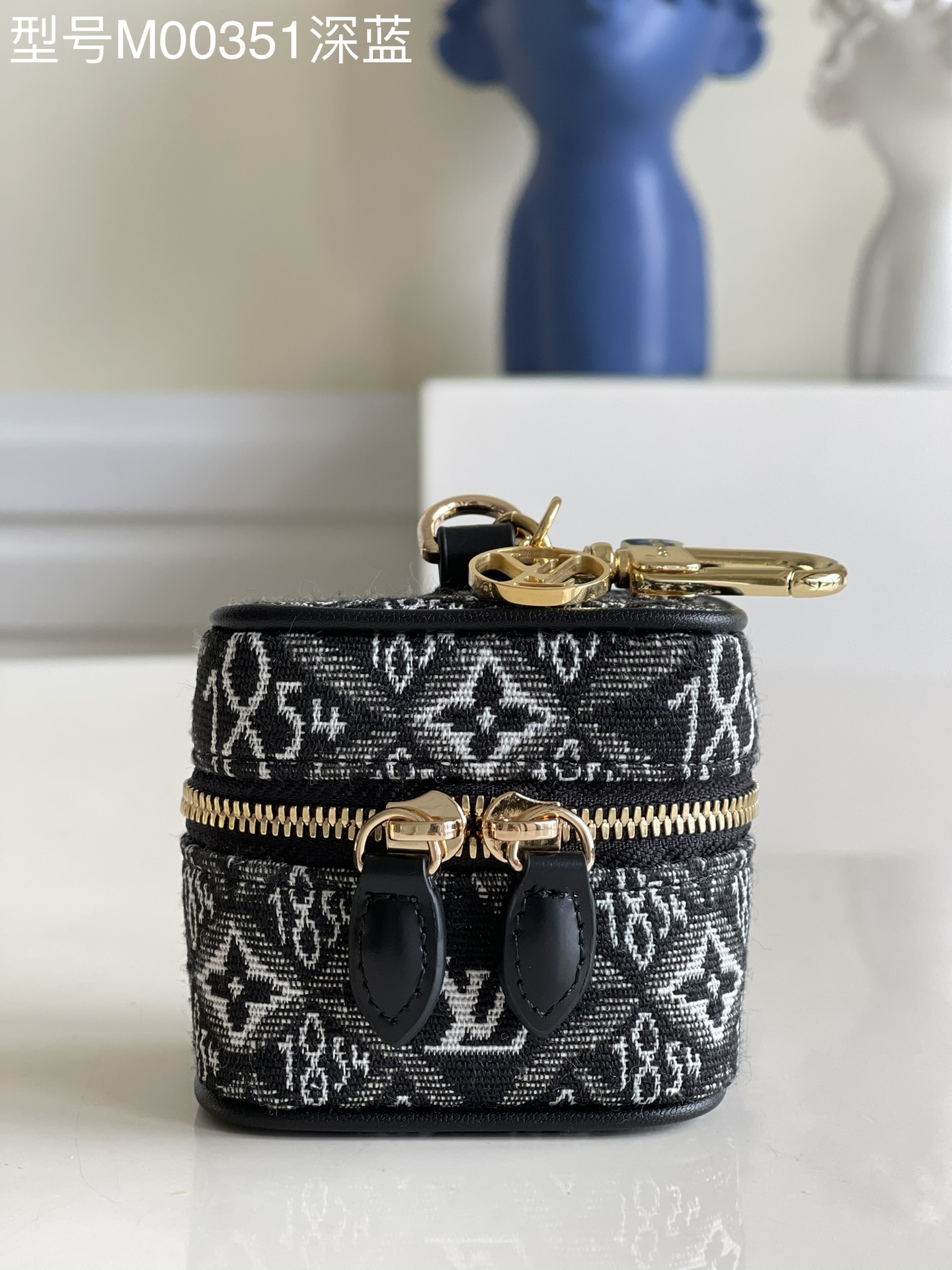 NO:397092,【Exclusive real photo M00351】 The ultra mini makeup bag 'vanity' made into a perfect bag for the ultra mini storage Airpods Pro jacquard weaving fabric display 'Since 1854' size 6.5*7cm i. 【Warm reminder that this model is equipped with a chain, which requires another 50】, LV [original leather], louis vuitton, cosmetic bags & cases19860909【独家实拍M00351】 超mini化妆包“vanity”做成超mini收纳Airpods Pro恰好的包 提花织布展示“Since 1854” 尺寸6.5*7cm i.【温馨提示此款配链条,需另外50】,LV【原厂皮】,louis vuitton,cosmetic bags & cases,Bag