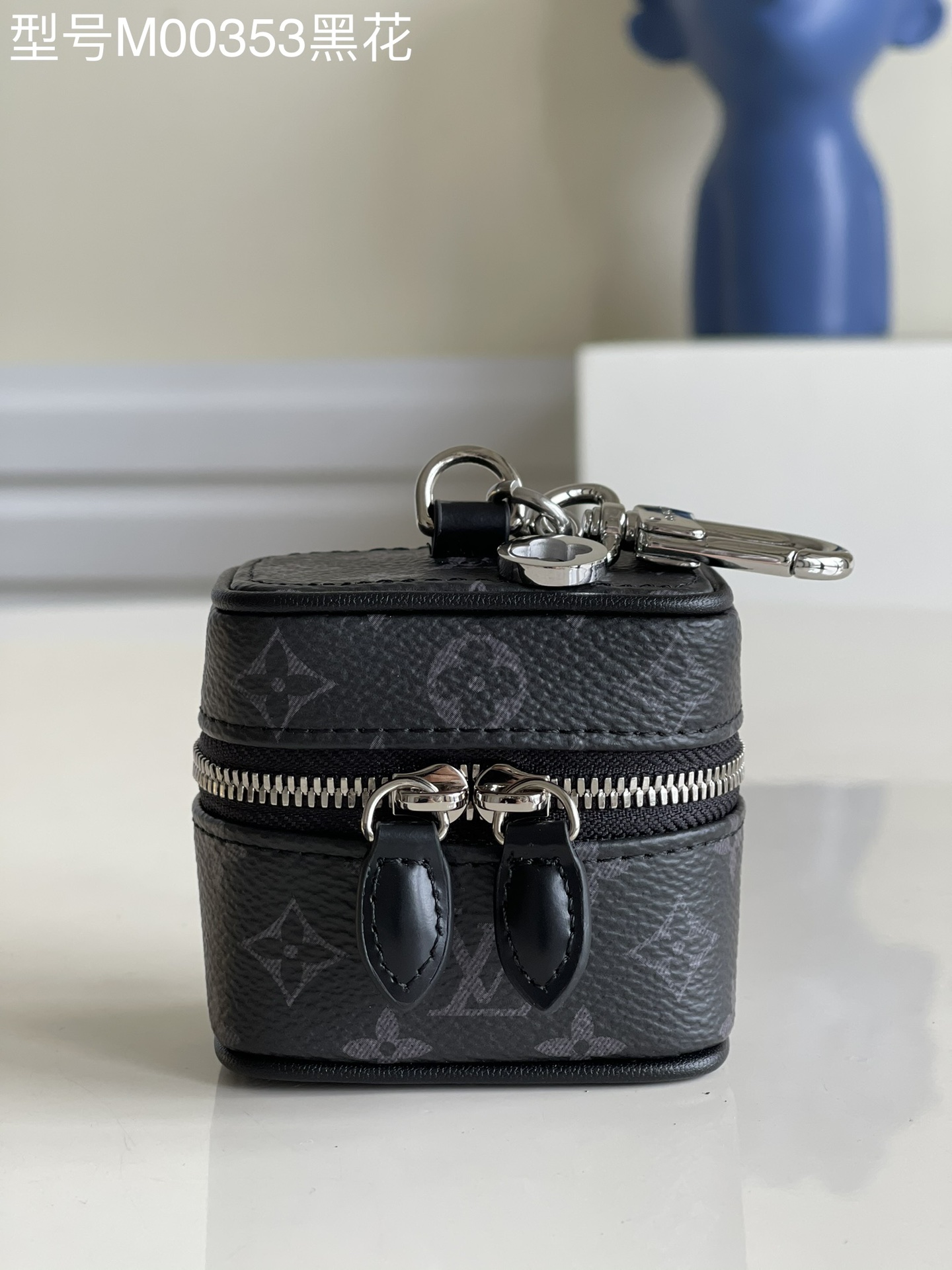 NO:397098,【Exclusive real photo M00353 black flower】The ultra mini makeup bag 'vanity' is made into a very mini storage Airpods Pro. The size is 6.5*7cm i.【Warm reminder that this model needs another 50 with a chain】, LV【Original leather】, louis vuitton, cosmetic bags & cases19860909【独家实拍M00353黑花】 超mini化妆包“vanity”做成超mini收纳Airpods Pro恰好的包 尺寸6.5*7cm i.【温馨提示此款配链条,需另外50】,LV【原厂皮】,louis vuitton,cosmetic bags & cases,Bag