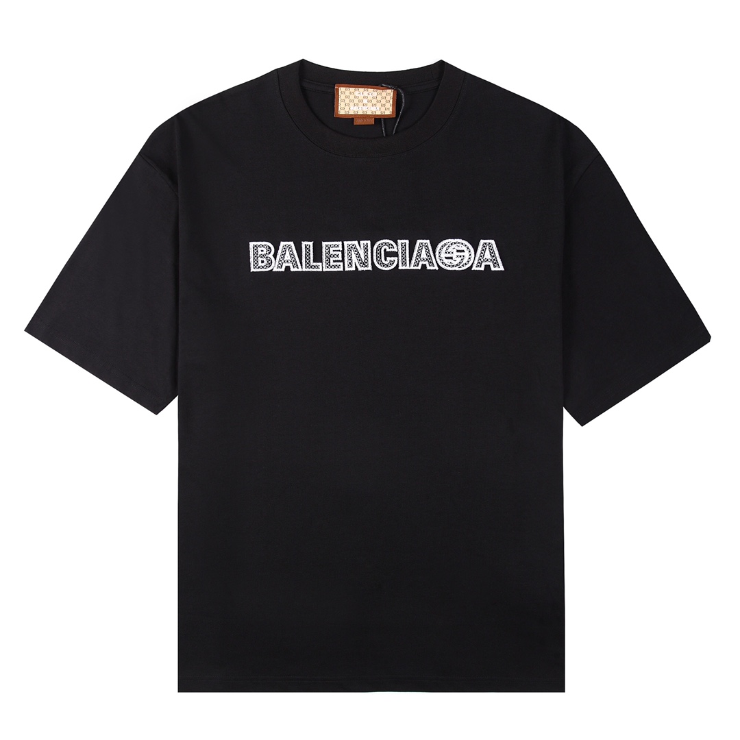 品牌 Gucci Balenciaga 面料 100 棉码数 Xs S M L 颜色 白色 黑色 全网独家定制联名辅料 主唛带防伪感应芯片 专属联名包装盒 从主唛吊牌和包装都区别于市面其他款 Gu Ci 诞辰100周年 Alessandro Michele通过将观众带到伦敦的
