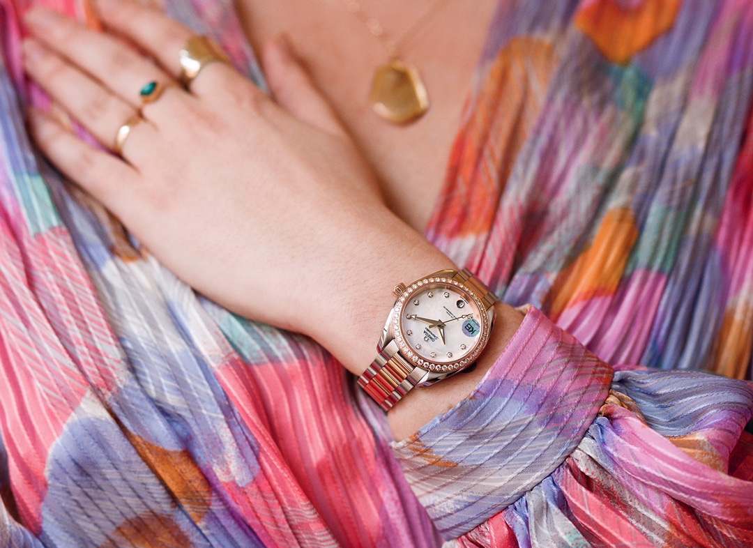 “White Crust 2415 Gold Shell Drill Omega AP5 Seahorse 34mm Watch – Perfect Gift for Girls” - 图片 2