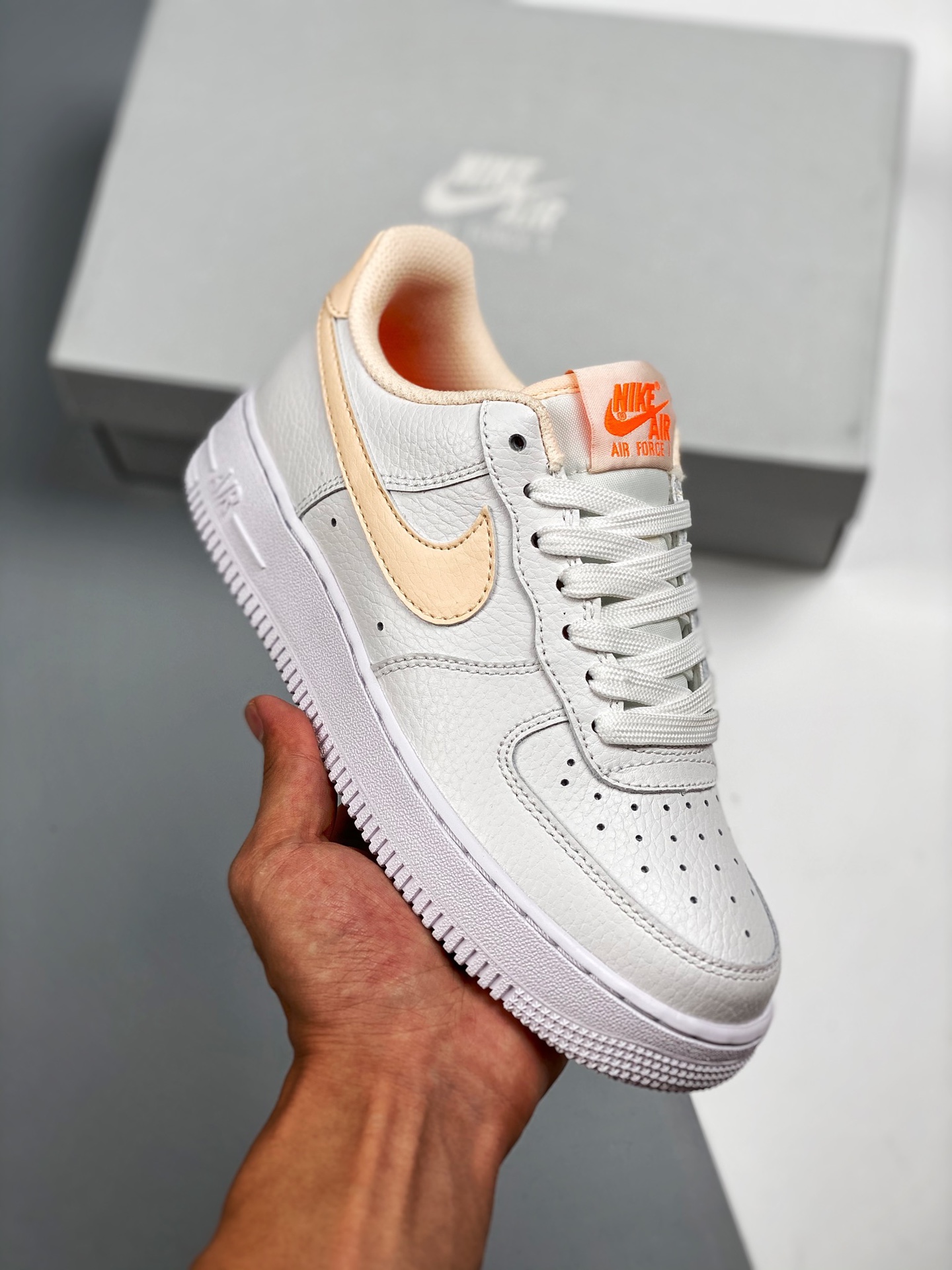 Nike Air Force 1 blanco y naranja, horma original y cartón original, forma pura de Air Force, enfocado en el canal de c…