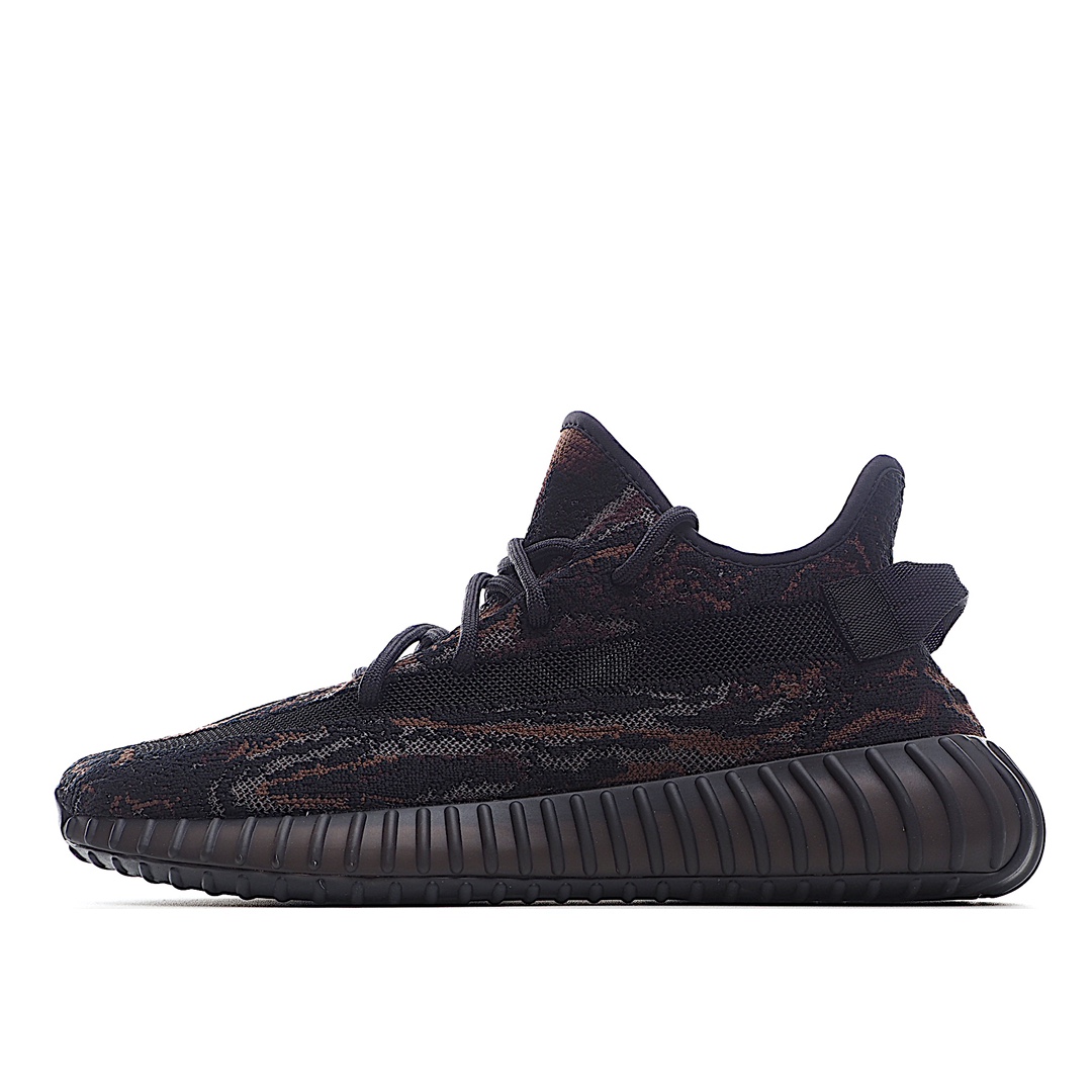 H0 全新「暴龙兽」配色 ，联乘侃爷Kanye West x Adidas Yeezy Boost 350 V2″MX Oat”百搭轻便爆米花中底休闲运动慢跑鞋“黑魂暴龙兽”3M反光 原厂纱线飞织原面德国进口机台针织成型鞋侧的透明边条将会由浅入深