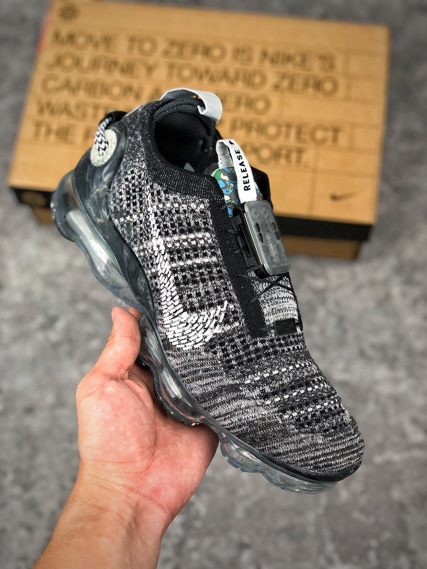  支持放店
耐克 Nike Air Vapormax 2020 FK 黑编织 全掌大气垫飞织低帮百搭休闲运动慢跑鞋
原楦原纸版开发#采用进口原产采用聚酯纤维纱线材质鞋面#市面正确全掌气垫# 。Nike Air Vapormax 2020 Flyknit运用再生材料和循环设计方法，由于其再生材料的重量占比至少达到50％，所以名副其实成为Nike迄今为止可持续性最高的鞋款之ー。该鞋款鞋面采用聚酯纤维纱线材质外底则融入 Nike Grind;此外，还搭载了最新的 Nike Flyease科技，单手一拉即可束紧或松开运动鞋，可即时调整穿脱的同时实现了真正的锁定贴合效果。
SIZE：36 36.5 37.5 38 38.5 39 40 40.5 41 42 42.5 43 44 45