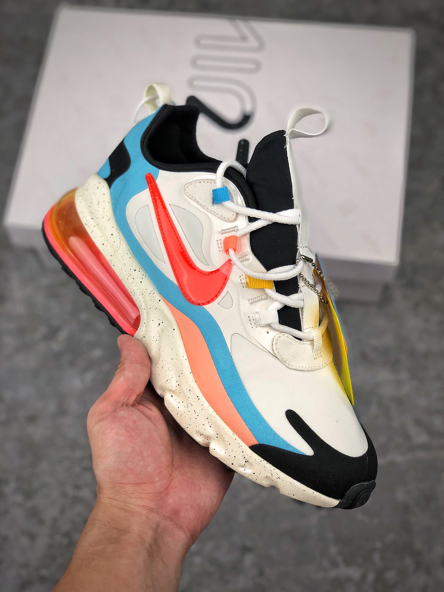  支持放店
Air Max 270 React 黑蓝红
瑞亚赛车系列 后半掌气垫百搭运动慢跑鞋
正确密织鞋面材质区别市面错误版本#独立私模回弹气垫大底打造动感视觉和舒适脚感的双重体验
官方货号：DD8498-161
Size：36 36.5 37.5 38 38.5 39 40 40.5 41 42 42.5 43 44 44.5 45