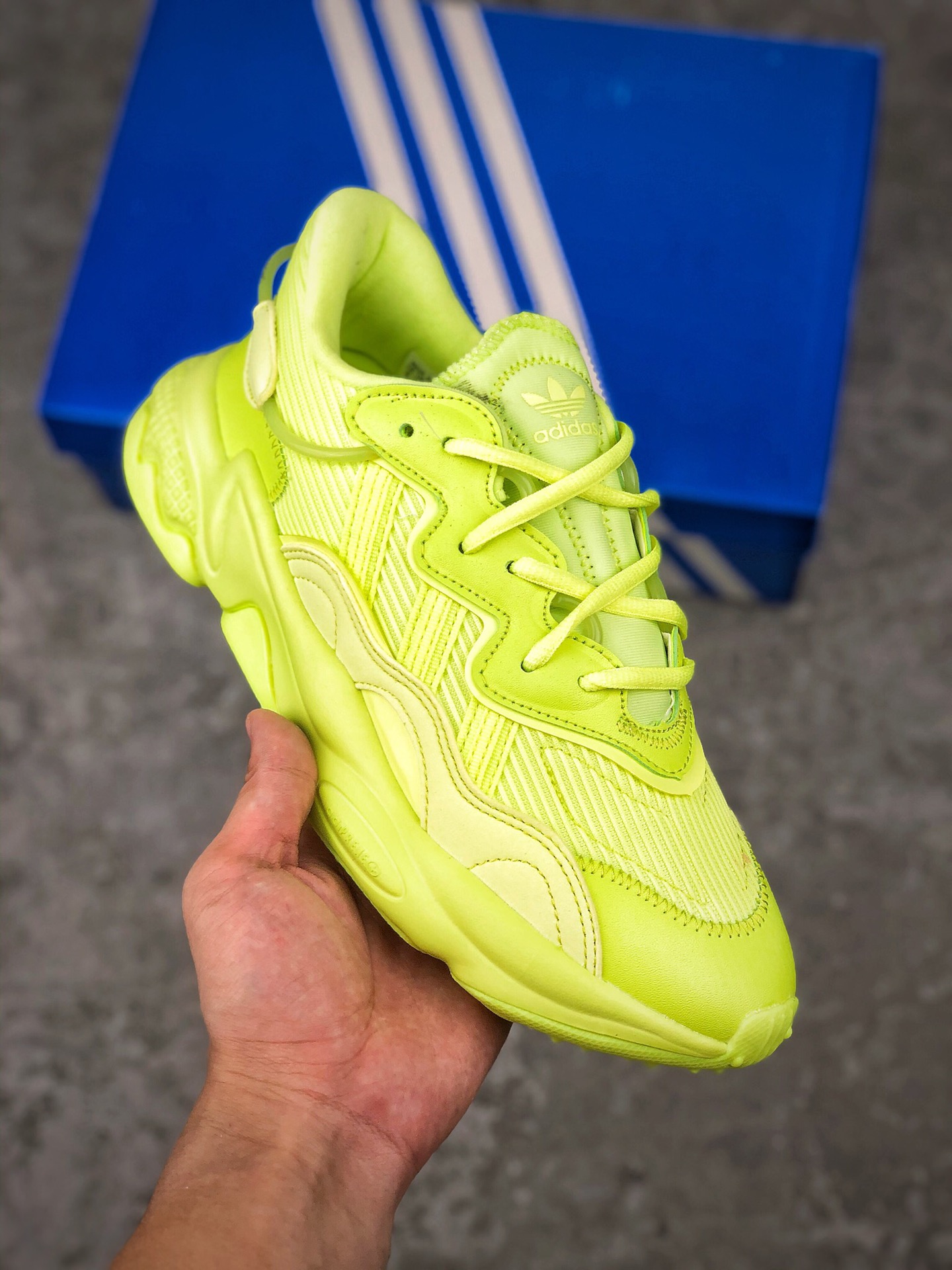  支持放店
水管鞋老爹鞋  Adidas阿迪达斯三叶草OZWEEGO2020年夏季神仙新色！Adidas 阿迪达斯 Ozweego 复古休闲运动鞋
货号：G55590
Size:36 36.5 37 38 38.5 39 40 40.5 41 42 42.5 43 44 45