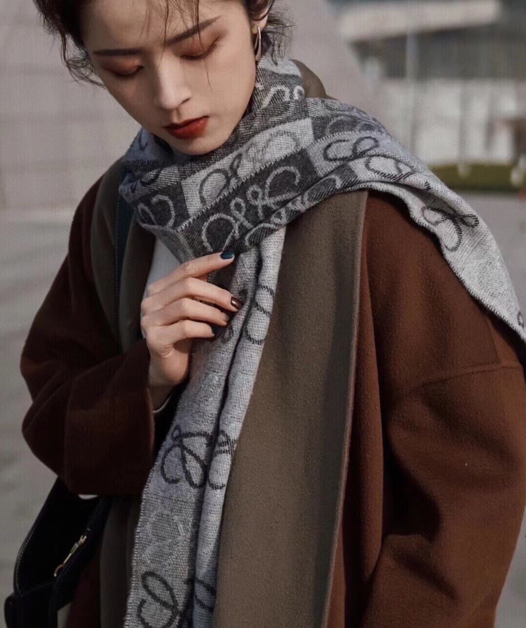 NO:163585,The top version of the original neutral version of Loewe is very lucky to get the things from this brand. It is really rare. It rarely makes orders in China. There are really few styles. Poor Loewe is the top luxury brand in Spain. It adheres to tradition, skills, enthusiasm, and exudes a unique Spanish aristocratic atmosphere! This model is a custom window model for Barcelona counters! The overall composition of the scarf is the most classic LOGO style design of their brand. The specification is 40x200cm, factory straight hair. Ordinary scarf, ordinary scarf, loewe19860909批 顶级版本原单中性款罗意威很幸運拿到這個品牌的東西,真的不多見,很少在國內做訂單,款式真的少的可怜羅意威作為西班牙的頂尖奢侈品牌,秉承傳統,技藝,熱誠,散髮獨特的西班牙貴族氣息！本款為巴塞羅納專櫃的櫥窗定制款！围巾整体构图为他们品牌最经典的LOGO风格设计.规格40x200cm,工厂直发.普通围巾,普通围巾,loewe,scarf