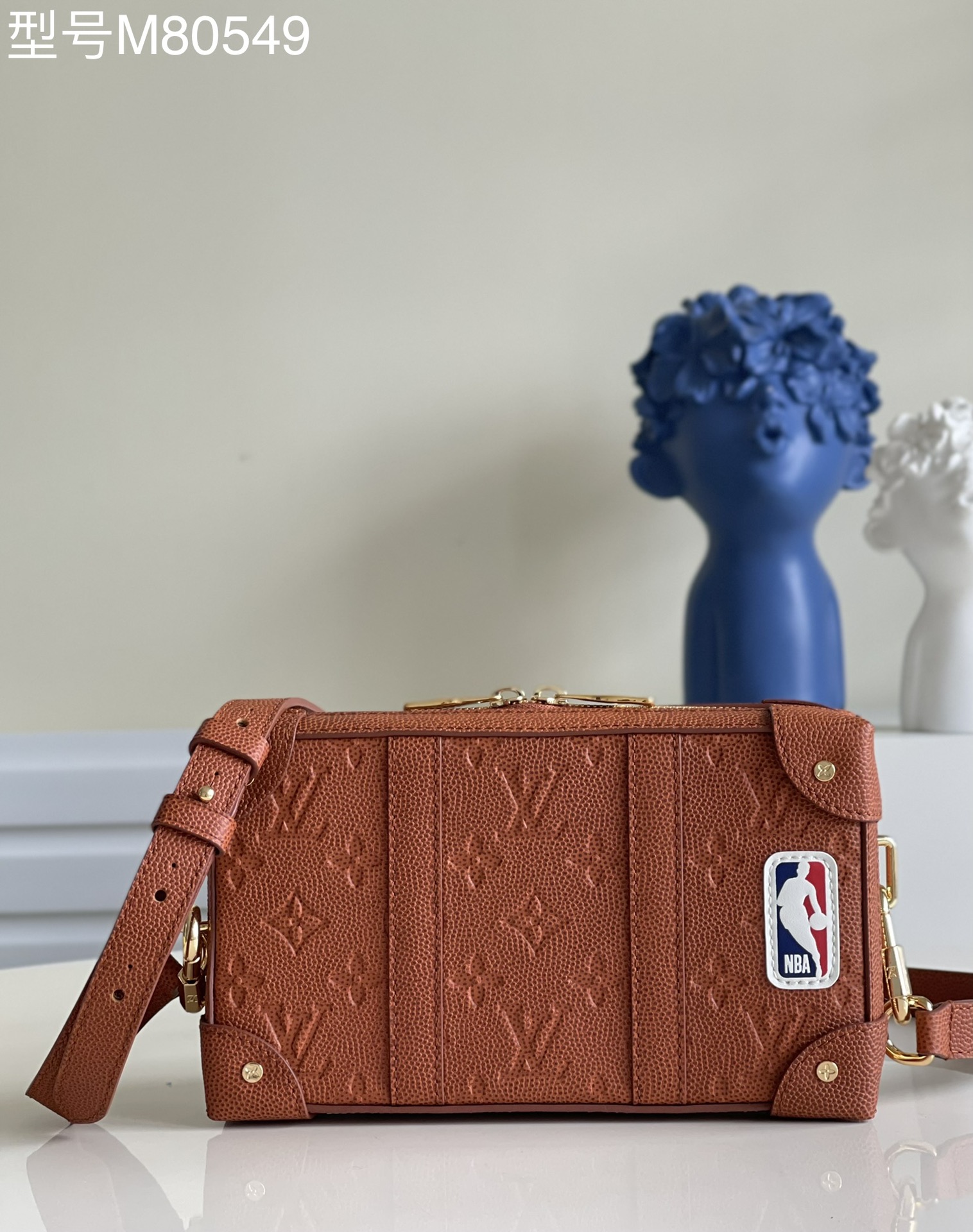 NO:397580,【Exclusive real photo M80549 pair】First layer cowhide embossed NBA, LVXNBA SOFT TRUNK WEARABLE handbag Soft Trunk Wearable handbag comes from the LVXNBA II series, its basketball grain leather is embossed Monogram embossed, and the square configuration reinforced corners are derived from the brand's traditional hard box. Tie the shoulder straps, and the wallet is immediately converted into a clever crossbody bag. Size 22.5 x 14 x 5 cm h.700, LV【original leather】,louis vuitton,satchels,crossbody bags,cowhide19860909【独家实拍M80549 对版】头层牛皮压花 NBA,LVXNBA SOFT TRUNK WEARABLE 手袋 Soft Trunk Wearable 手袋出自 LVXNBA II 系列,其篮球粒面皮革浮现 Monogram 压纹,方正构型的加固边角源自品牌传统硬箱.系上肩带,钱夹即刻转化为灵巧斜挎包.尺寸22.5 x 14 x 5 厘米 h.700,LV【原厂皮】,louis vuitton,satchels,crossbody bags,cowhide,Bag