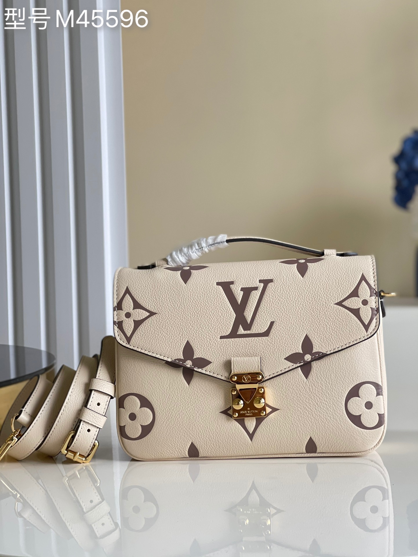 NO:397954,【Exclusive real photo M45596】POCHETTE MTIS handbag Spring Pochette Metis handbag is made of large-sized Monogram pattern Monogram Empreinte leather. It is paired with S-Lock locks from the brand's classic hard case. Elegant handle and removable shoulder straps are easy to shoulder or crossbody size25x19x7cm fy.,LV [original leather],louis vuitton19860909【独家实拍M45596】POCHETTE MTIS 手袋 春季 Pochette Metis 手袋取材压印大号 Monogram 图案的 Monogram Empreinte 皮革 搭配源自品牌经典硬箱的 S-Lock 锁扣 雅致手柄和可拆卸肩带便于肩背或斜挎 size25x19x7cm fy.,LV【原厂皮】,louis vuitton,Bag