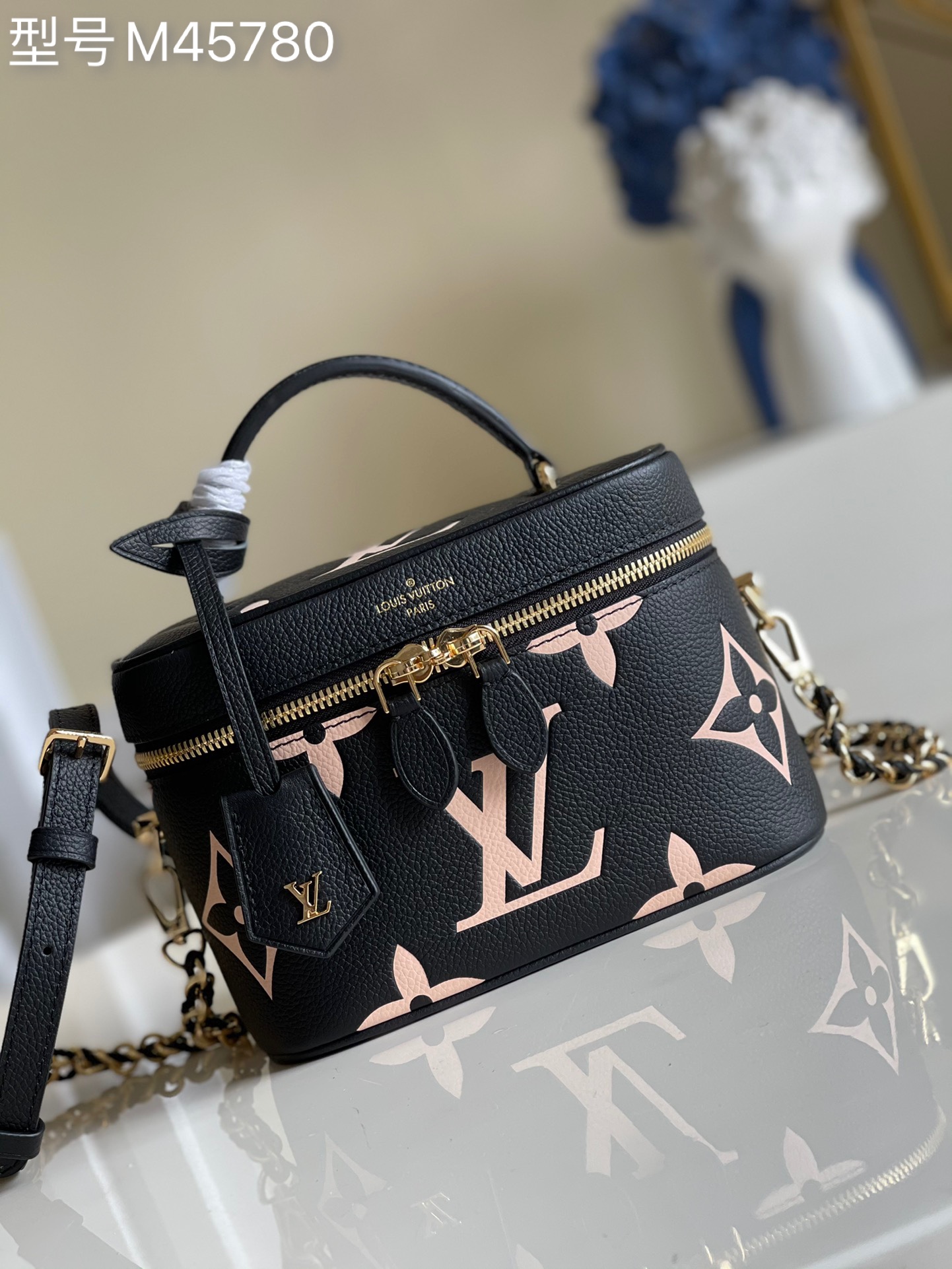 NO:397128,【Exclusive real shot of M45780 black】Vanity small handbag picks inspiration from Monogram Nice Vanity makeup bag, and uses Monogram Empreinte leather with embossed Giant Monogram pattern to create a chic configuration. Leather head zipper, elegant handle and removable shoulder straps blend into the eye-catching atmosphere and practical functions. Dimensions 19 x 13 x 11cm fw.,LV【Original Leather】,louis vuitton,cosmetic bags & cases19860909【独家实拍M45780黑色】Vanity 小号手袋向 Monogram Nice Vanity 化妆包采撷灵感,以压印 Giant Monogram 图案的 Monogram Empreinte 皮革塑造别致构型.皮革抽穗拉链头、优雅手柄和可拆卸肩带融入瞩目气息和实用功能.尺寸19 x 13 x 11cm fw.,LV【原厂皮】,louis vuitton,cosmetic bags & cases,Bag