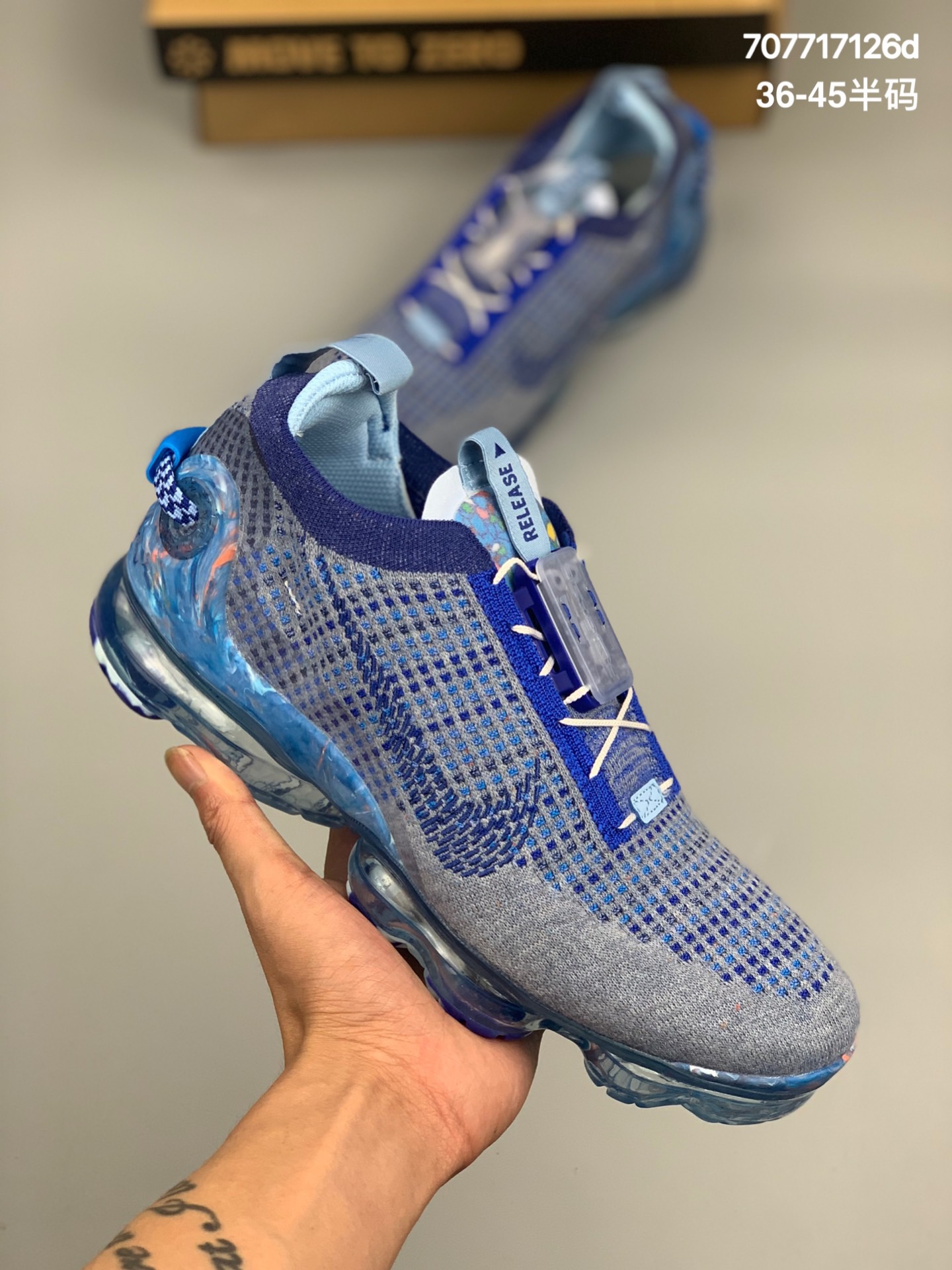 
Nk Air Vapormax 2020 Flyknit 耐克全新飞织快速系带全掌大气垫百搭休闲运动慢跑鞋 CT1823-600
#在年初的 Nike 新品发布会上，Nike Air VaporMax 2020 首次亮相，相比前几代大同小异的设计，今年迎来大幅升级！鞋面以多种颜色呈现，搭配格纹装饰，同时鞋身还融入了环保回收理念，鞋面、外底和后跟支撑片似乎都融入了回收材质。加入的 FlyEase 快速系带科技，单手就能轻松操作。在鞋舌有科技模块，后跟则是收紧绑带的拉带。鞋底气垫也与前几代有所不同，以交叉的气垫管道代替之前的分掌设计，气垫覆盖面积更大。
尺码：36 36.5 37.5 38 38.5 39 40 40.5 41 42 42.5 43 44 45
编码：707717126d