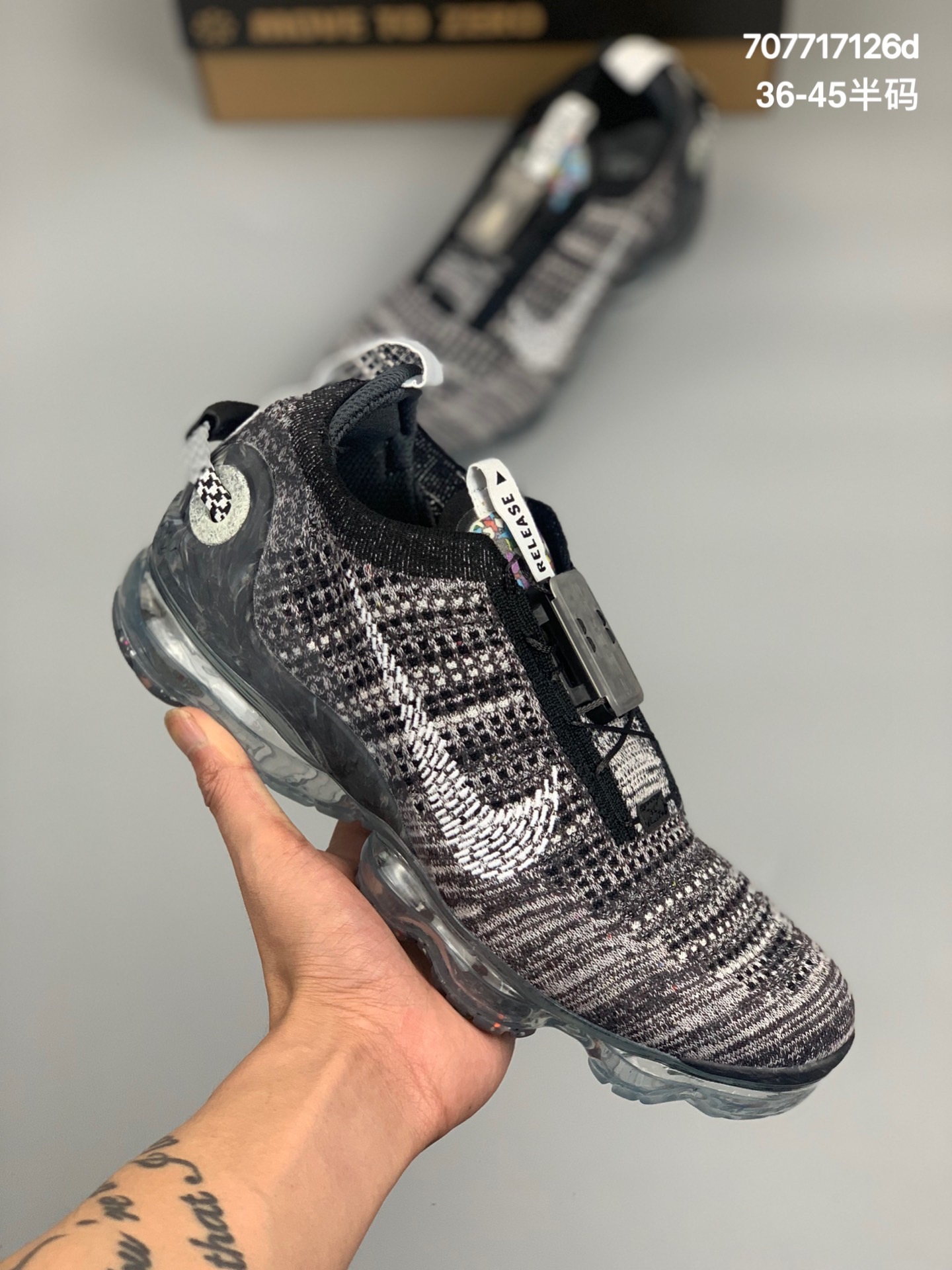 
Nk Air Vapormax 2020 Flyknit 耐克全新飞织快速系带全掌大气垫百搭休闲运动慢跑鞋 CT1823-600
#在年初的 Nike 新品发布会上，Nike Air VaporMax 2020 首次亮相，相比前几代大同小异的设计，今年迎来大幅升级！鞋面以多种颜色呈现，搭配格纹装饰，同时鞋身还融入了环保回收理念，鞋面、外底和后跟支撑片似乎都融入了回收材质。加入的 FlyEase 快速系带科技，单手就能轻松操作。在鞋舌有科技模块，后跟则是收紧绑带的拉带。鞋底气垫也与前几代有所不同，以交叉的气垫管道代替之前的分掌设计，气垫覆盖面积更大。
尺码：36 36.5 37.5 38 38.5 39 40 40.5 41 42 42.5 43 44 45
编码：707717126d