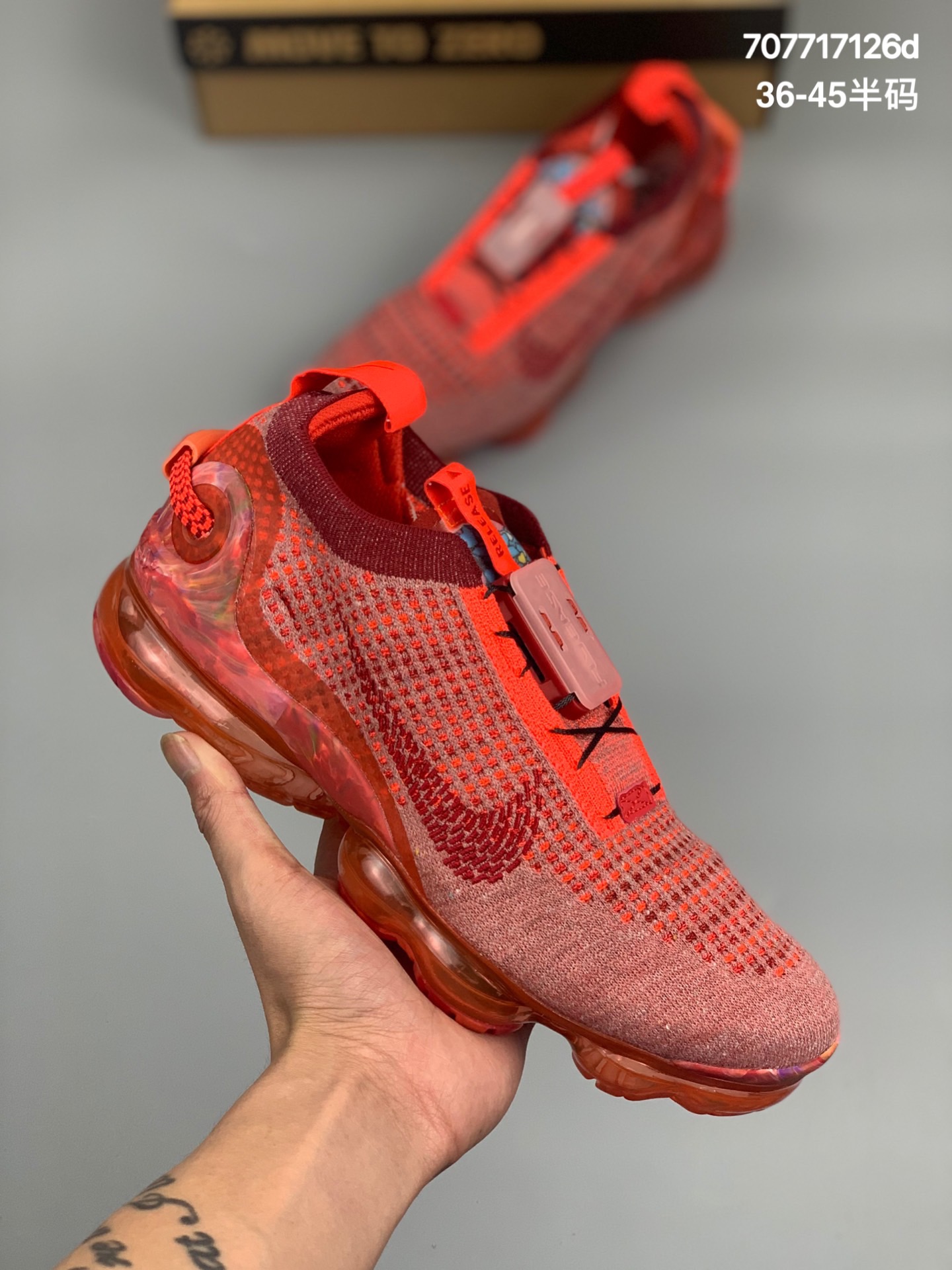 
Nk Air Vapormax 2020 Flyknit 耐克全新飞织快速系带全掌大气垫百搭休闲运动慢跑鞋 CT1823-600
#在年初的 Nike 新品发布会上，Nike Air VaporMax 2020 首次亮相，相比前几代大同小异的设计，今年迎来大幅升级！鞋面以多种颜色呈现，搭配格纹装饰，同时鞋身还融入了环保回收理念，鞋面、外底和后跟支撑片似乎都融入了回收材质。加入的 FlyEase 快速系带科技，单手就能轻松操作。在鞋舌有科技模块，后跟则是收紧绑带的拉带。鞋底气垫也与前几代有所不同，以交叉的气垫管道代替之前的分掌设计，气垫覆盖面积更大。
尺码：36 36.5 37.5 38 38.5 39 40 40.5 41 42 42.5 43 44 45
编码：707717126d