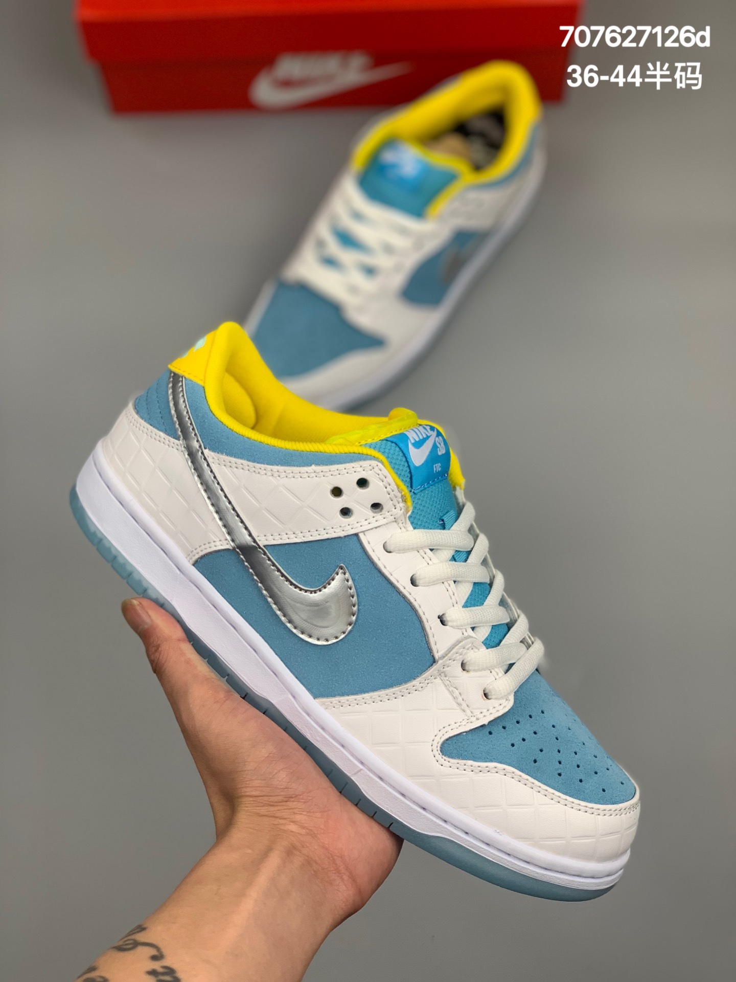 
真标！带半码 FTC X Nike SB Dunk Low 白银蓝配色扣篮系列复古低帮休闲运动滑板板鞋。采用脚感柔软舒适ZoomAir气垫，有效吸收滑板等极限运动在落地时带来的冲击力，为街头运动者们提供更好的保护货号：Dh7687-400Size：36 36.5 37.5 38 38.5 39 40 40.5 41 42 42.5 43 44 
编码：707627126d