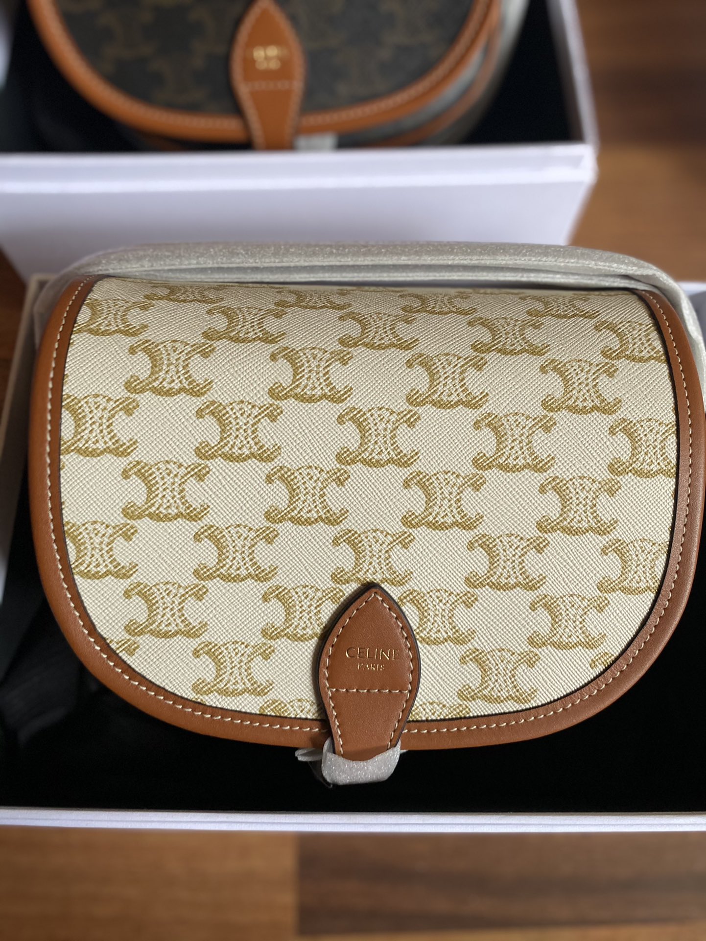 NO:201388,Original leather FOLCO TRIOMPHE Canvas Medium Saddle Bag Handbag 191502#『Brown』 Among them, 59 coated canvas, 41 calfskin, crossbody and shoulder back, buckle, inner flat pocket, outer pocket, adjustable leather shoulder strap length 20 inches (50 cm) size 18x17x6.5cm [with original gift box], Celine, celine, celine, cowhide19860909原厂皮 FOLCO TRIOMPHE帆布中号马鞍包手袋191502# 『棕色』其中59涂层帆布,41小牛皮,斜挎和肩背,搭扣,内侧扁平口袋,外侧口袋,可调节皮革肩带长20英寸（50厘米）尺寸18x17x6.5cm【配原厂礼品盒】,赛琳celine,celine,celine,cowhide,Bag