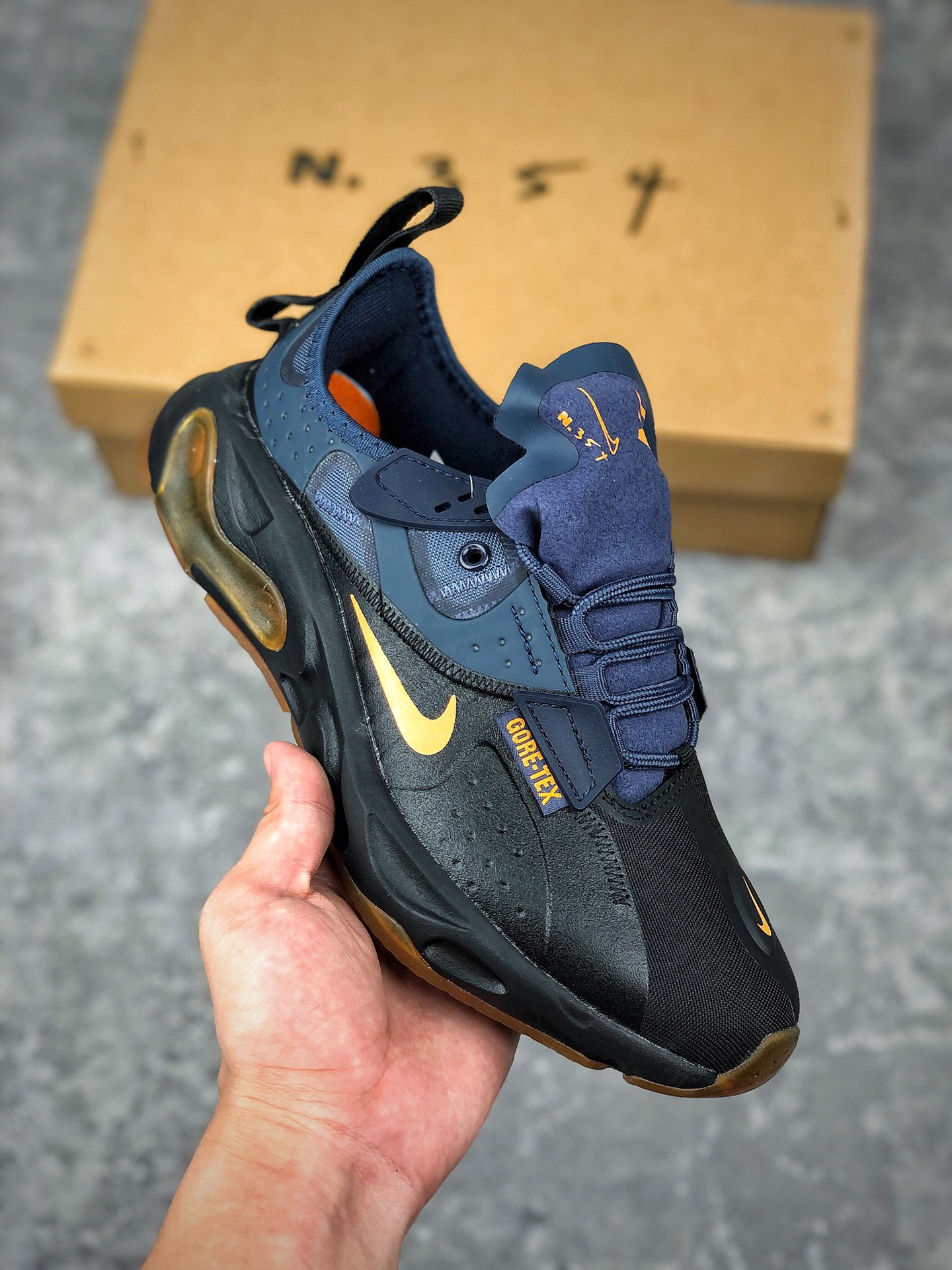  支持放店
 耐克 Nike React-Type GTX 白蓝 机能防水系列 休闲缓震运动慢跑鞋。Nike React与Gore-Tex创新技术相结合，为你提供周全防护，抵御雨雪、冰雹恶劣天气的侵袭，助你一路畅跑。
Nike DNA内存放着大量的试验原型，这也是N.354品牌系列的起点。 Nike DNA内所收集的物品都会被用来激发新的设计灵感，突破现有高度， Nike React Gore-Tex就是例证之一。
货号：BQ4737-001
Size：39 40 40.5 41 42 42.5 43 44 45