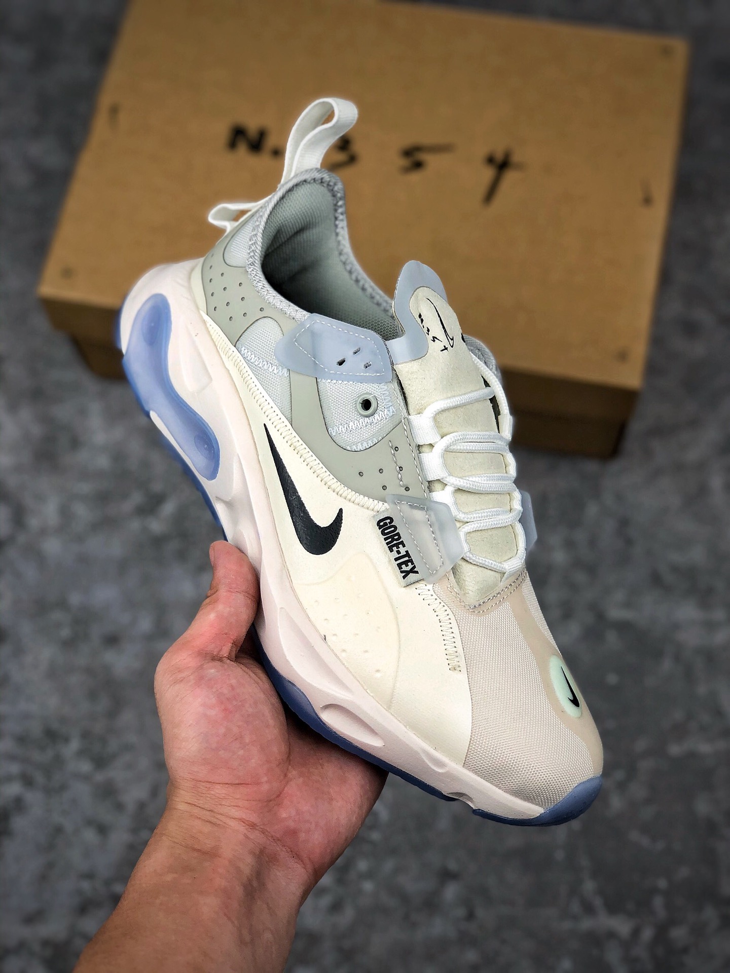  支持放店
 耐克 Nike React-Type GTX 白蓝 机能防水系列 休闲缓震运动慢跑鞋。Nike React与Gore-Tex创新技术相结合，为你提供周全防护，抵御雨雪、冰雹恶劣天气的侵袭，助你一路畅跑。
Nike DNA内存放着大量的试验原型，这也是N.354品牌系列的起点。 Nike DNA内所收集的物品都会被用来激发新的设计灵感，突破现有高度， Nike React Gore-Tex就是例证之一。
货号：BQ4737-002
Size：36 36.5 37.5 38 38.5 39 40 40.5 41 42 42.5 43 44 45