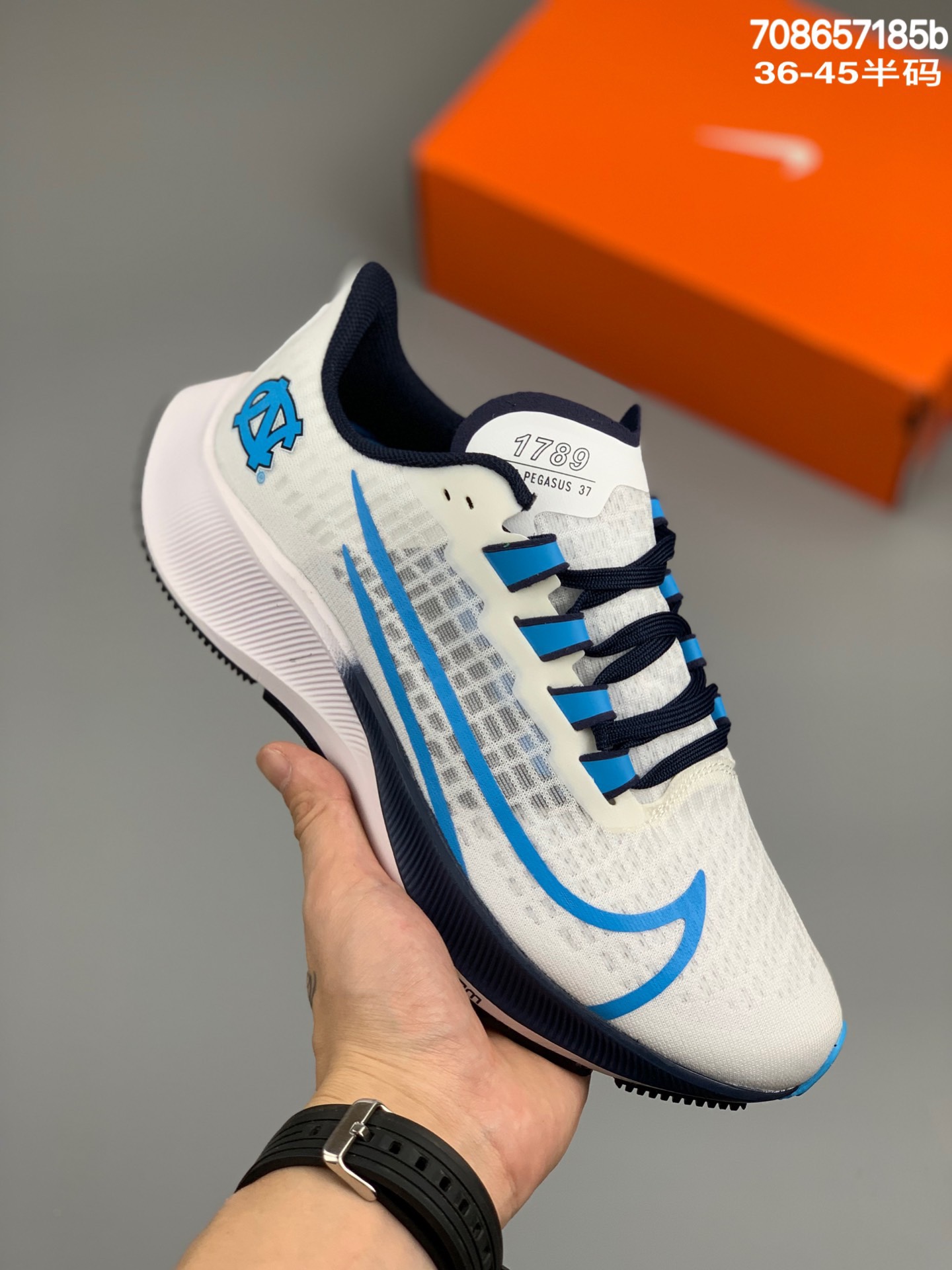 
公司级耐克Nike Zoom Pegasus 37 登月37代 极光蓝配色 针眼网纱透气缓震疾速跑鞋。焕新升级，助力攻克湿滑的跑步征程。外底设计结合凹槽，铸就非凡抓地力，粘性橡胶助力提供非凡抓地力，合成材质与织物包覆双足，营造如袜子般透气舒适的穿着体验，传统鞋带系统易于调节，塑就个性化贴合体验。货号：BQ9646-102尺码：36 36.5 37.5 38 38.5 39 40 40.5 41 42 42.5 43 44 44.5 45
编码：708657185b