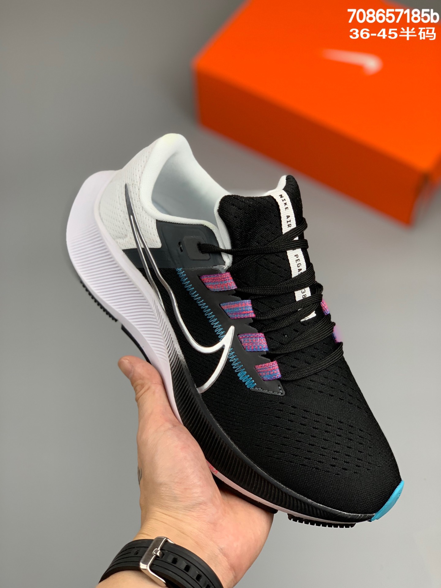 
公司级耐克Nike Zoom Pegasus 37 登月37代 极光蓝配色 针眼网纱透气缓震疾速跑鞋。焕新升级，助力攻克湿滑的跑步征程。外底设计结合凹槽，铸就非凡抓地力，粘性橡胶助力提供非凡抓地力，合成材质与织物包覆双足，营造如袜子般透气舒适的穿着体验，传统鞋带系统易于调节，塑就个性化贴合体验。货号：BQ9646-102尺码：36 36.5 37.5 38 38.5 39 40 40.5 41 42 42.5 43 44 44.5 45
编码：708657185b