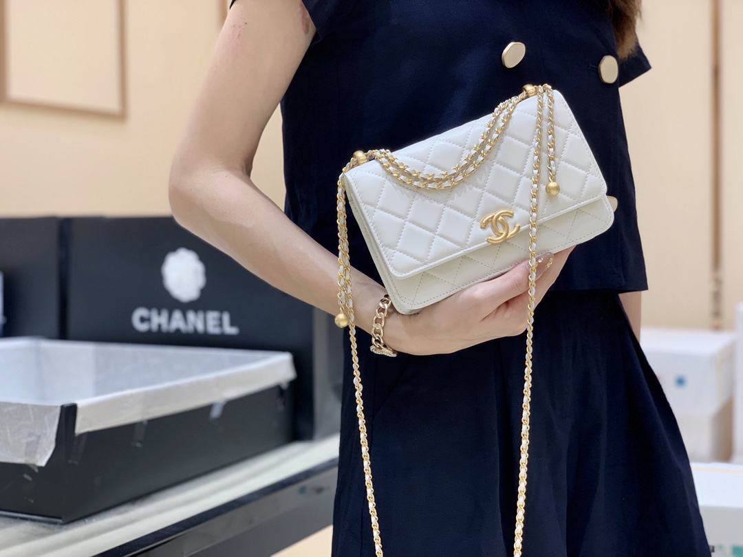 Chanel 2021早秋高级手工坊系列小金珠系列发财包 AP2289白色